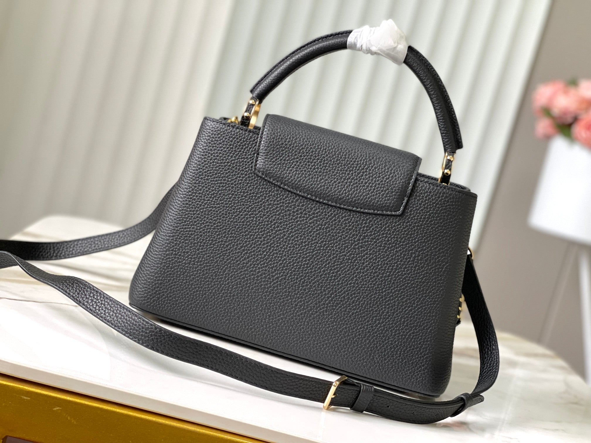 CAPUCINES MM 31,5 CUIR TAURILLON NOIR QUINCAILLERIE DORÉ