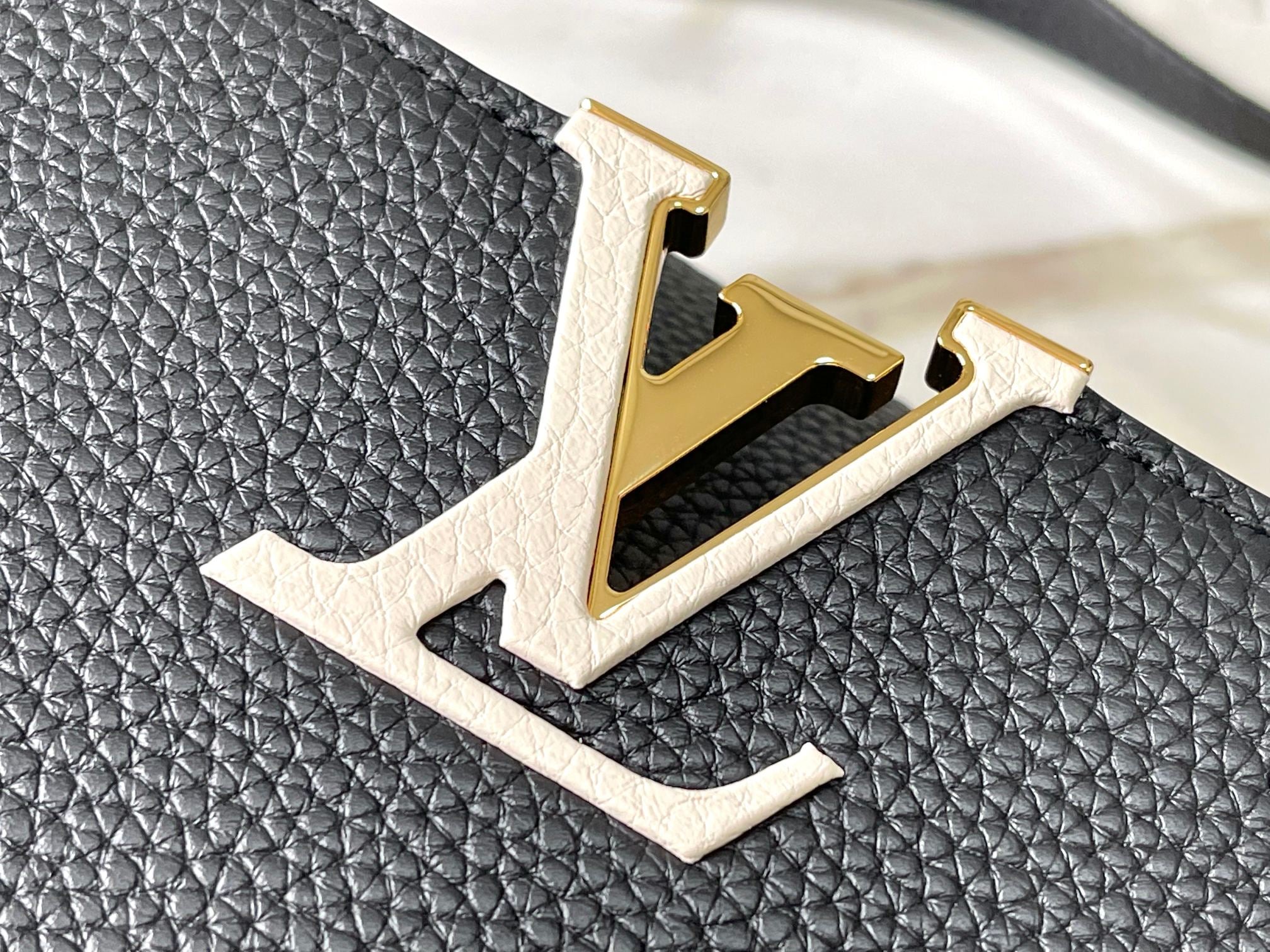 CAPUCINES MM 31,5 CUIR TAURILLON NOIR QUINCAILLERIE DORÉ