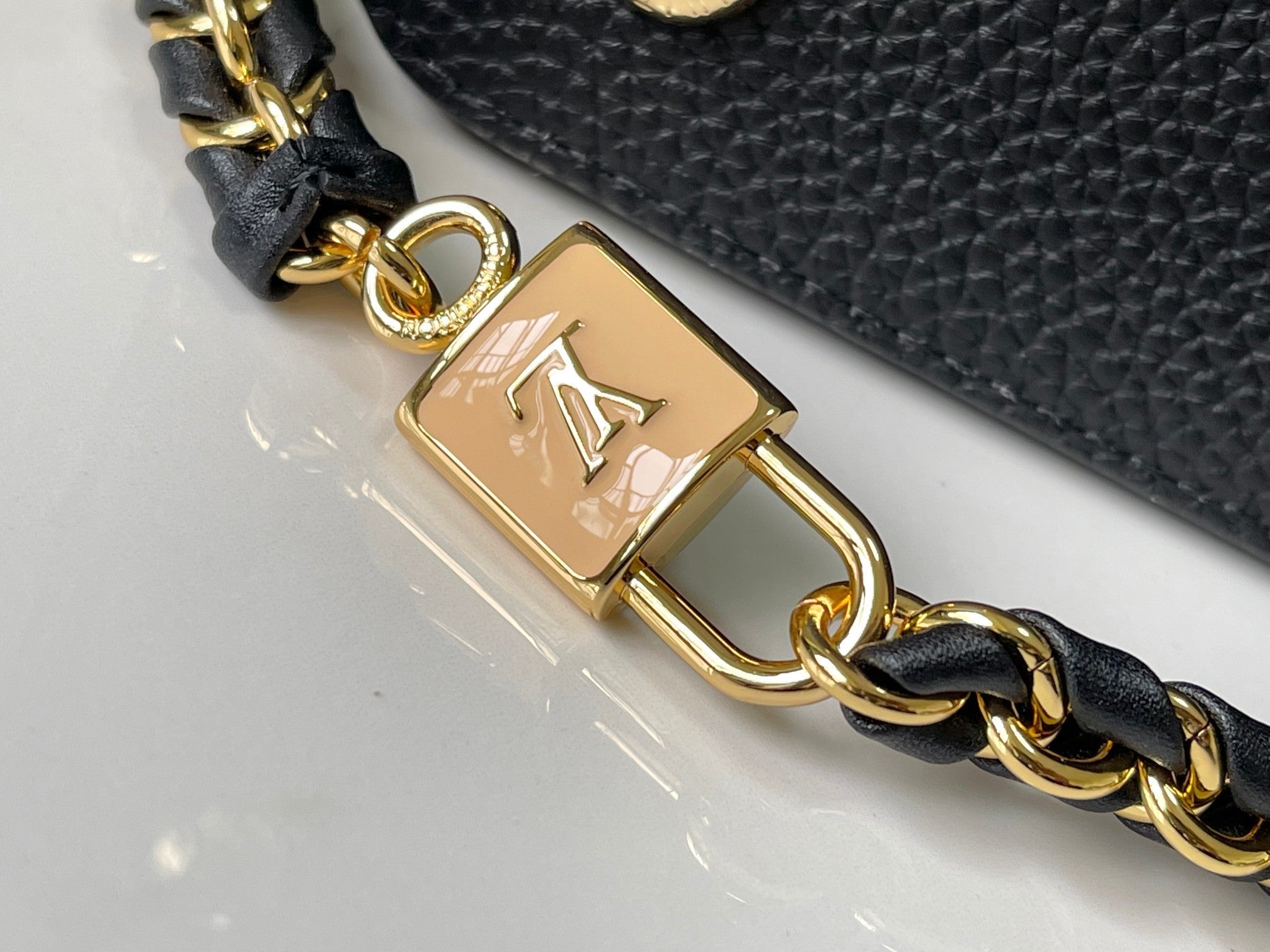 CAPUCINES MM 31,5 CUIR TAURILLON NOIR QUINCAILLERIE DORÉ