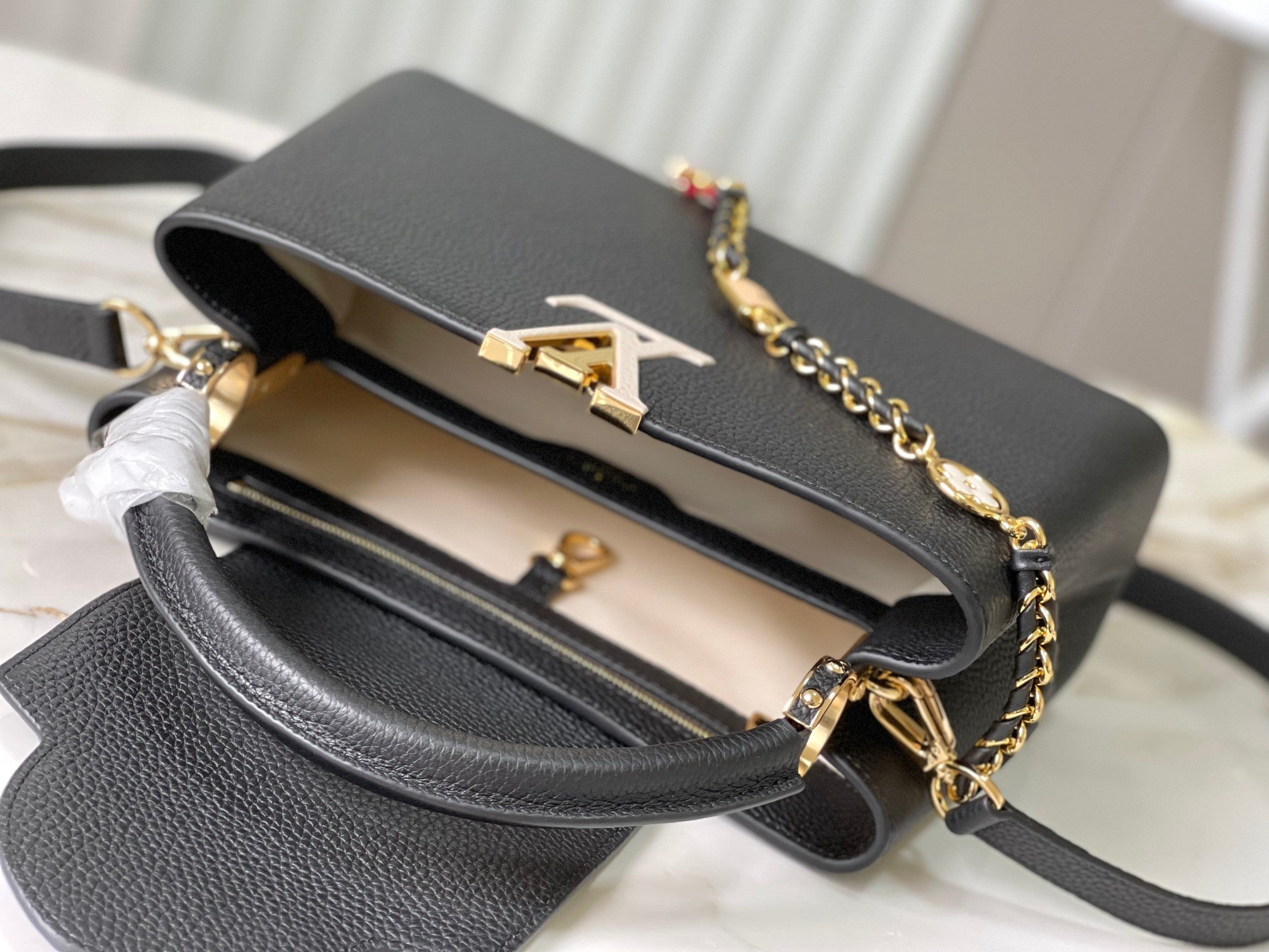 CAPUCINES MM 31.5 BLACK TAURILLON LEATHER GOLD HARDWARE