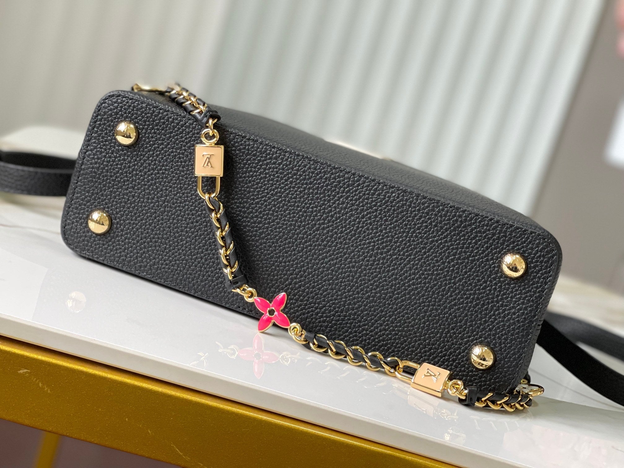 CAPUCINES MM 31.5 BLACK TAURILLON LEATHER GOLD HARDWARE