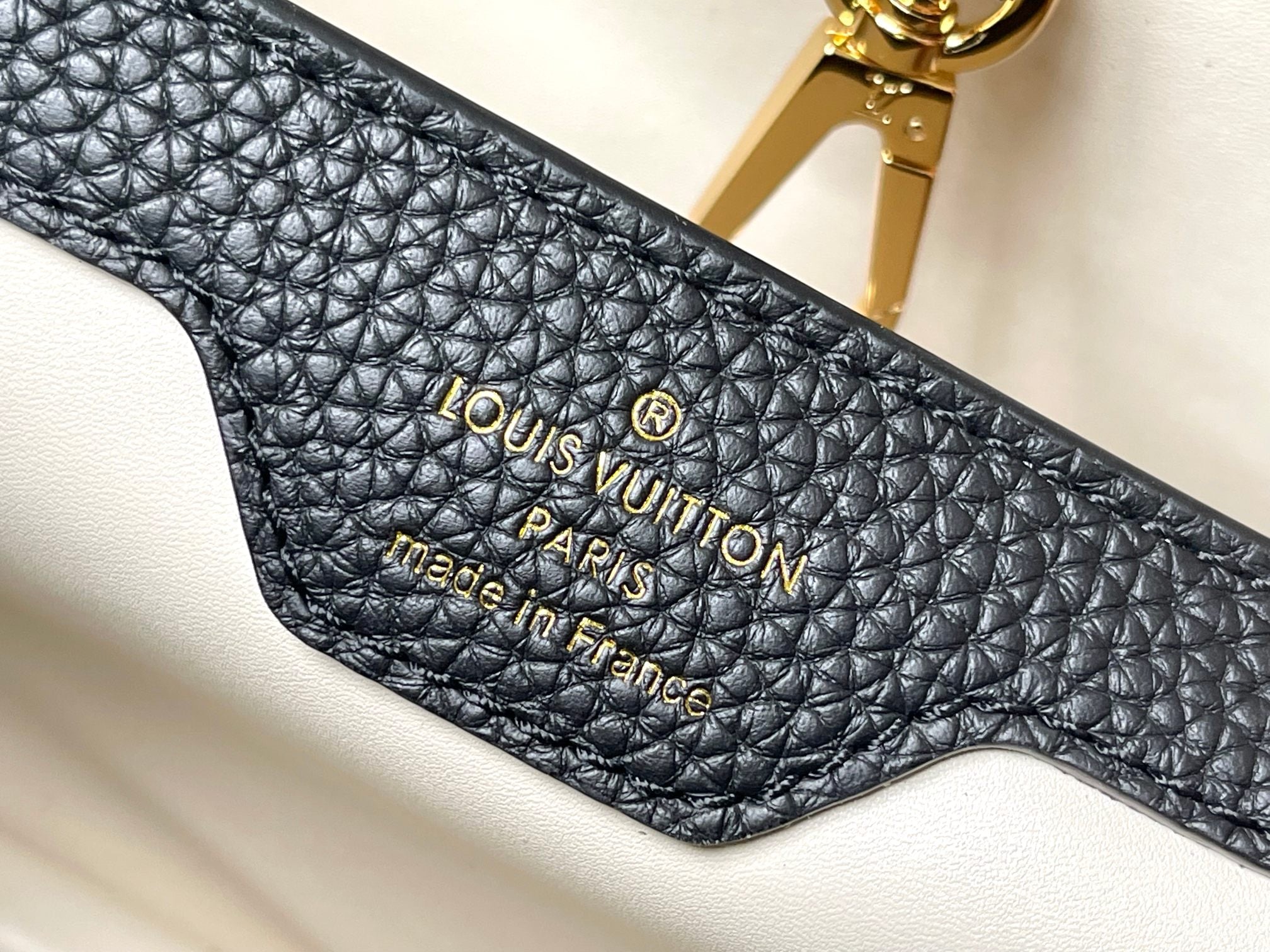 CAPUCINES MM 31.5 BLACK TAURILLON LEATHER GOLD HARDWARE