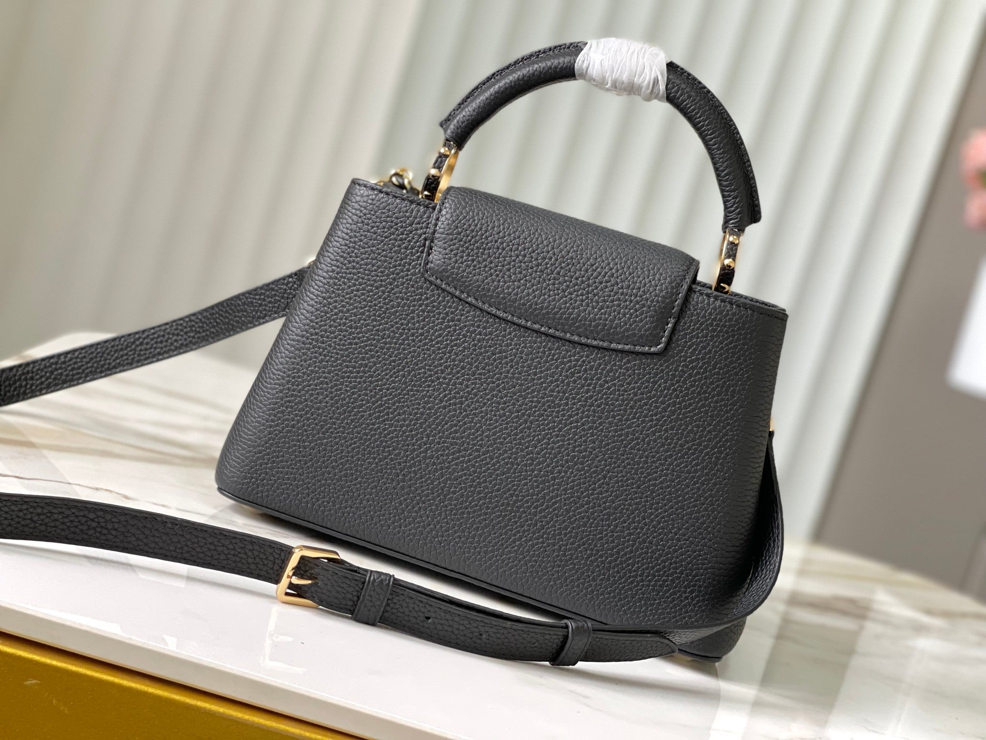 CAPUCINES BB 27 CUIR TAURILLON NOIR ACIER DORÉ