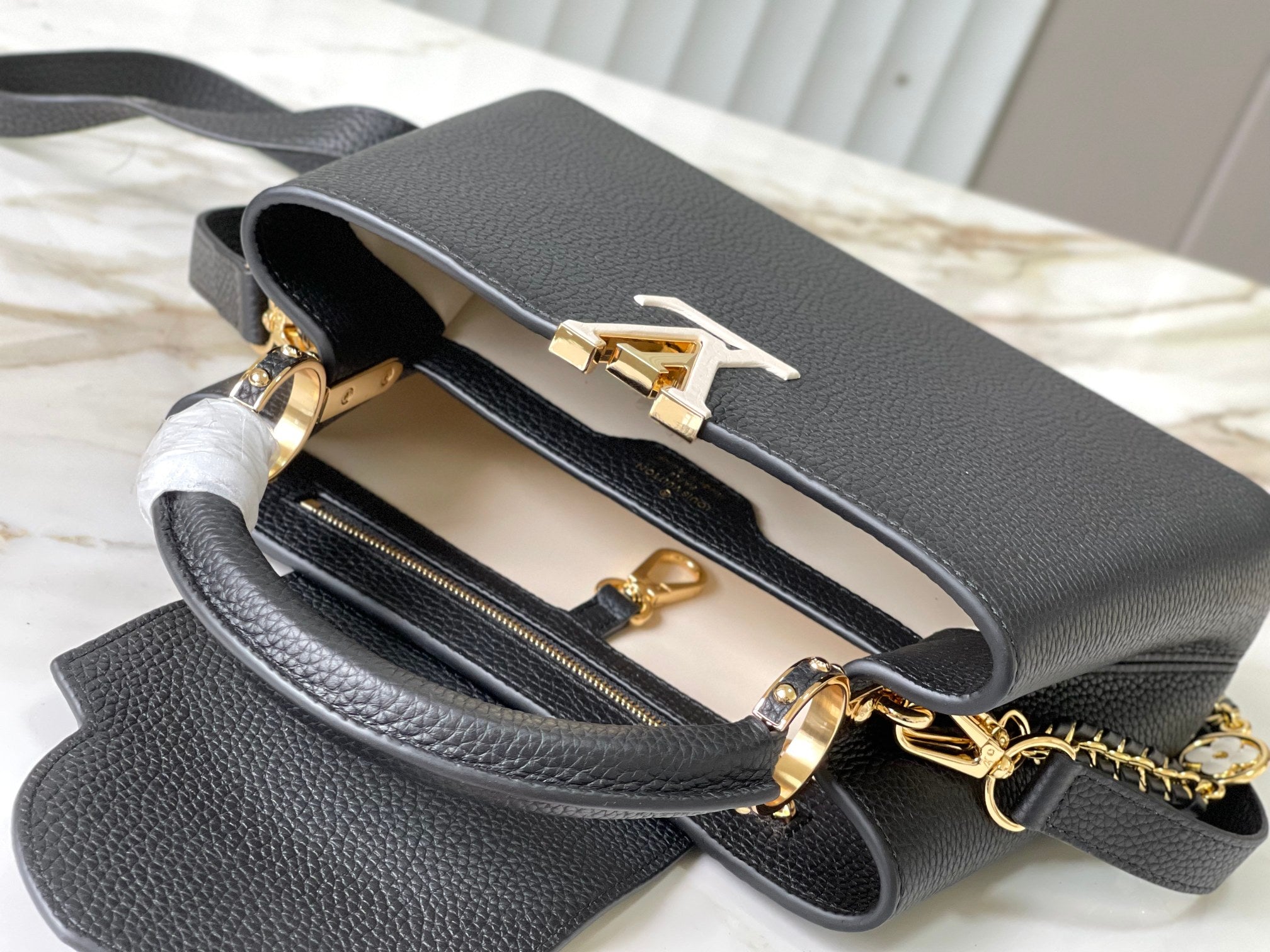 CAPUCINES BB 27 CUIR TAURILLON NOIR ACIER DORÉ