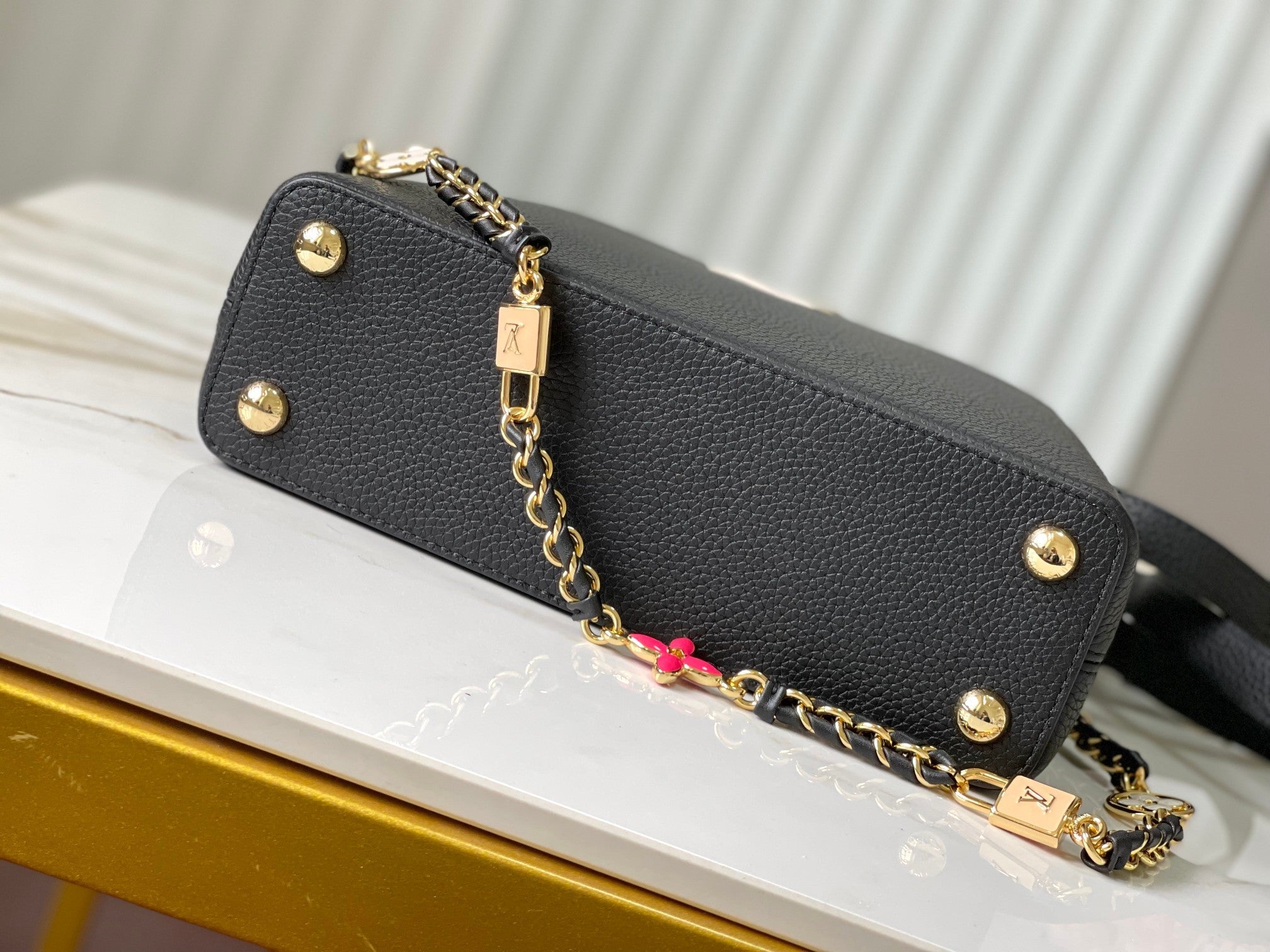 CAPUCINES BB 27 CUIR TAURILLON NOIR ACIER DORÉ