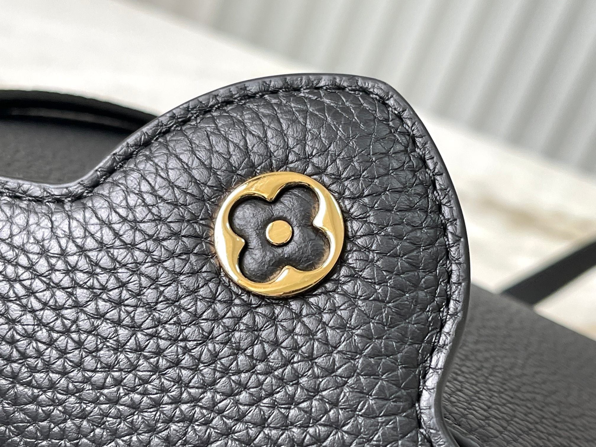 CAPUCINES MINI 21 BLACK TAURILLON LEATHER GOLD HARDWARE