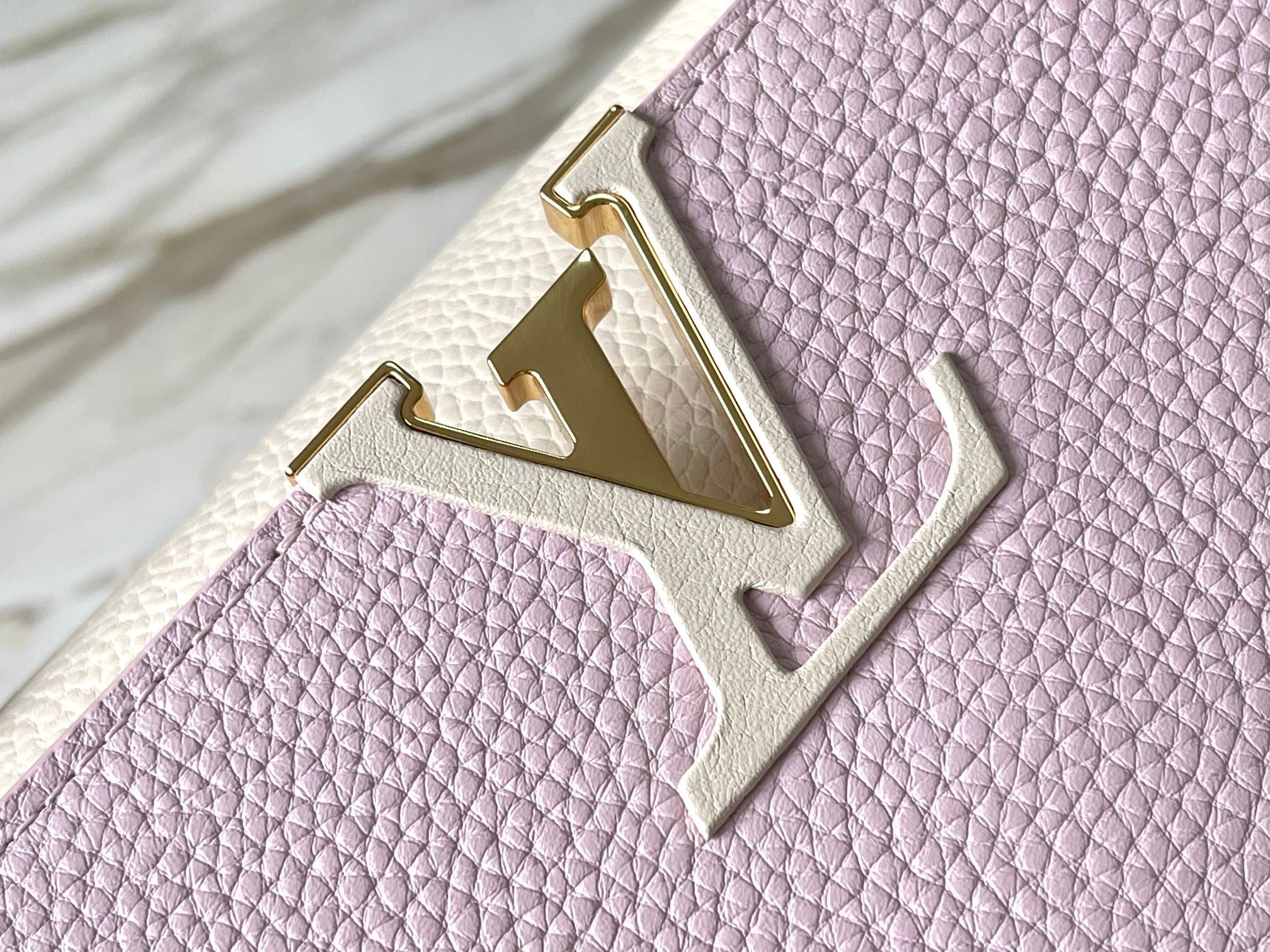 CAPUCINES MM 31.5 PINK TAURILLON LEATHER GOLD HARDWARE