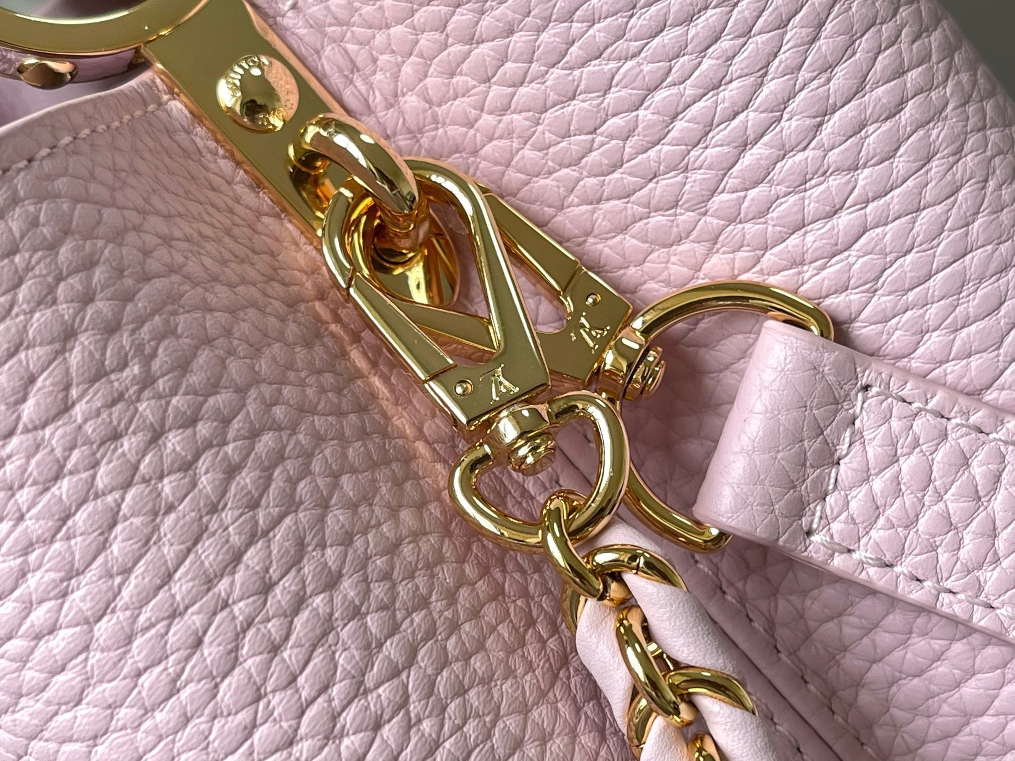 CAPUCINES MM 31.5 PINK TAURILLON LEATHER GOLD HARDWARE