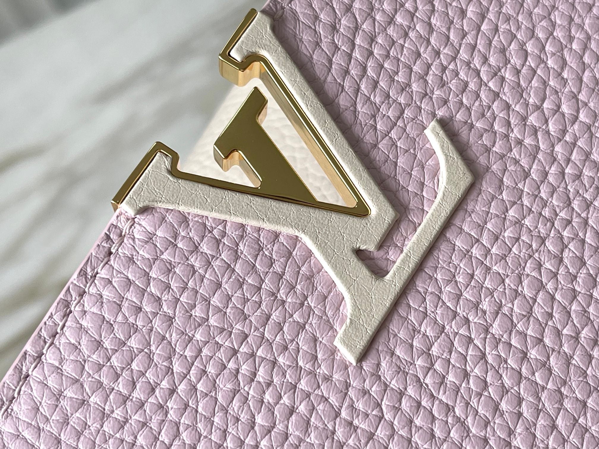 CAPUCINES BB 27 PINK TAURILLON LEATHER GOLD HARDWARE