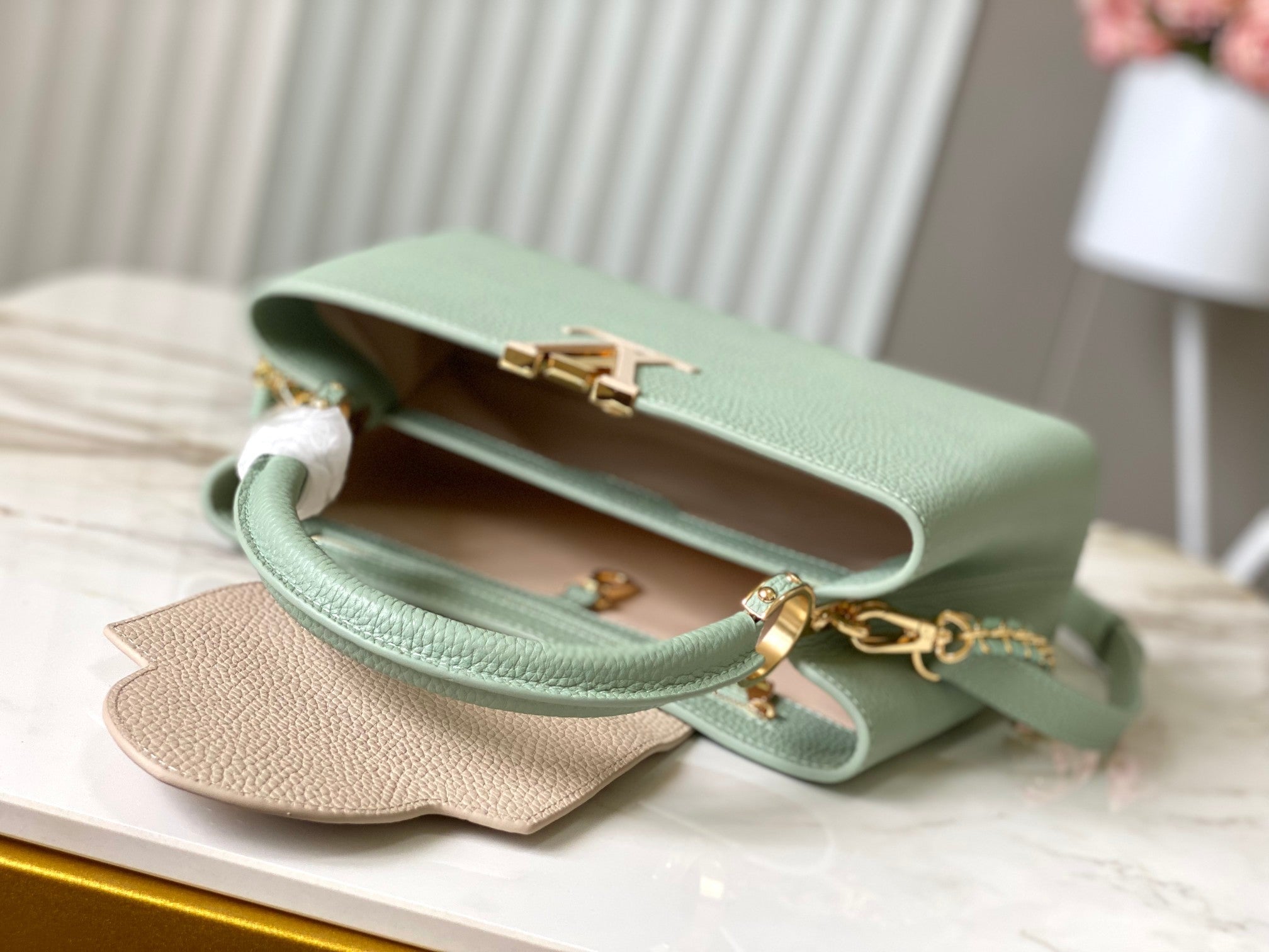 CAPUCINES MM 31,5 CUIR TAURILLON VERT BEIGE QUINCAILLERIE DORÉ