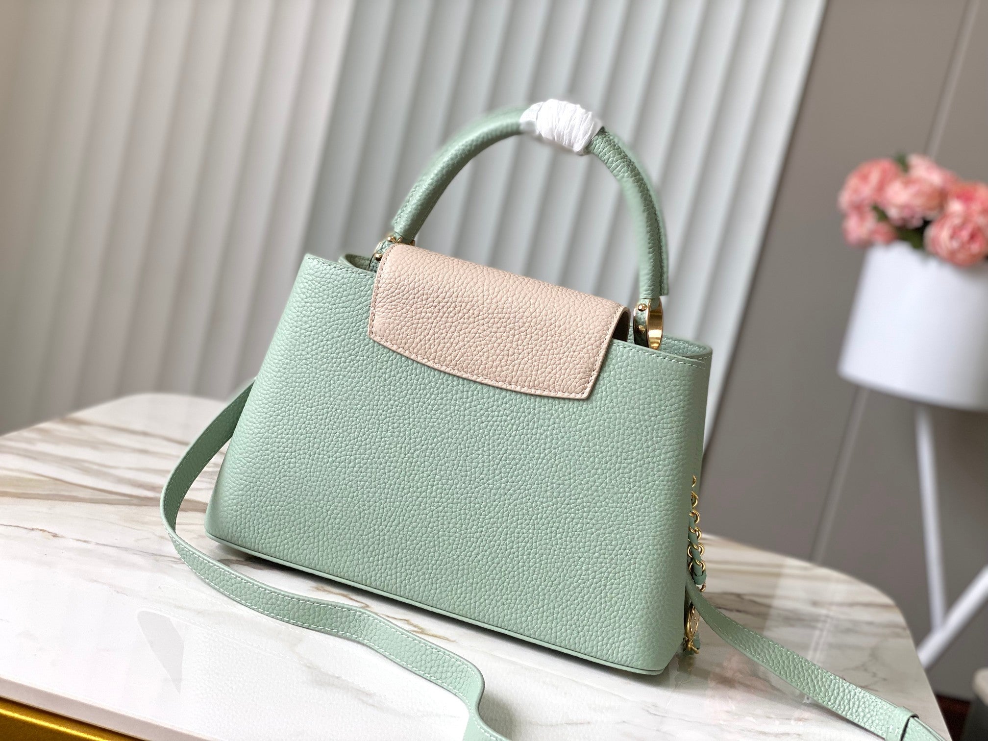 CAPUCINES MM 31,5 CUIR TAURILLON VERT BEIGE QUINCAILLERIE DORÉ
