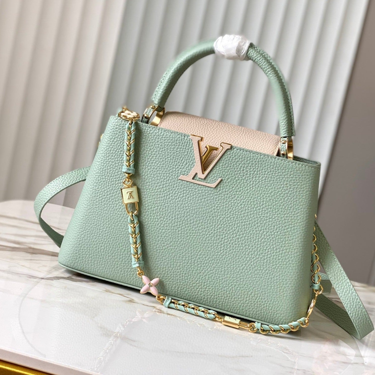 CAPUCINES MM 31,5 CUIR TAURILLON VERT BEIGE QUINCAILLERIE DORÉ