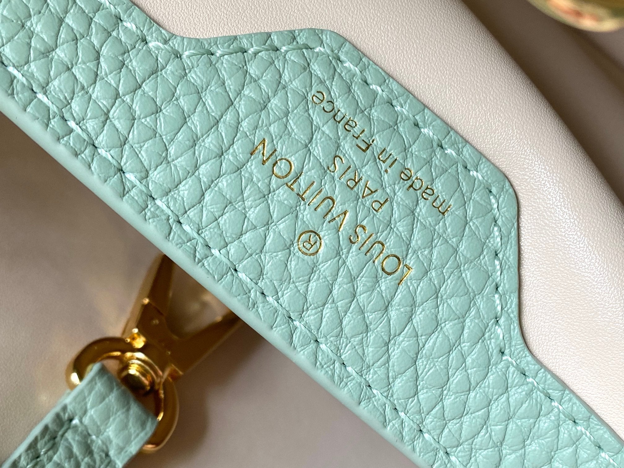 CAPUCINES MM 31.5 GREEN BEIGE TAURILLON LEATHER GOLD HARDWARE