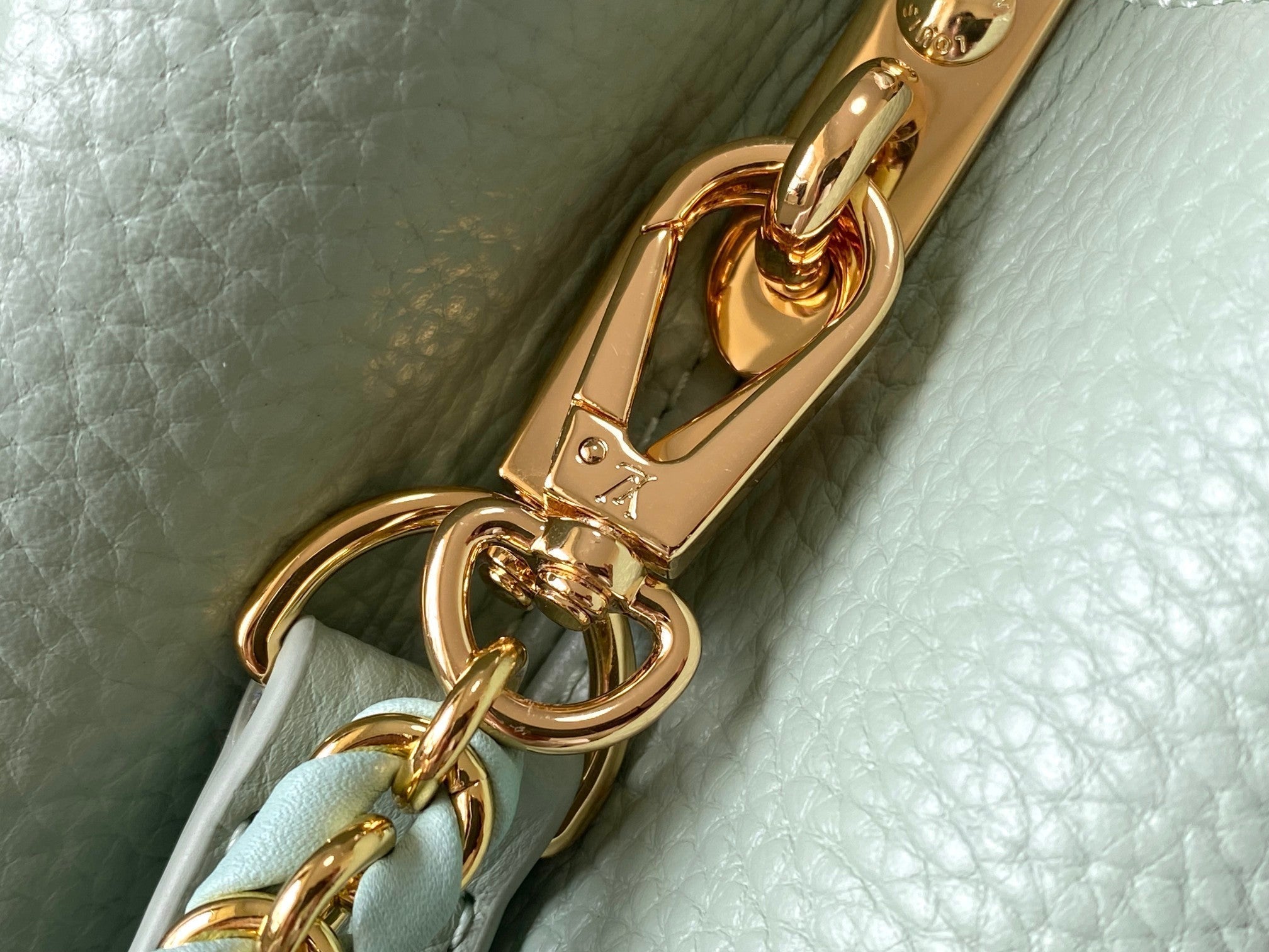 CAPUCINES MM 31.5 GREEN BEIGE TAURILLON LEATHER GOLD HARDWARE