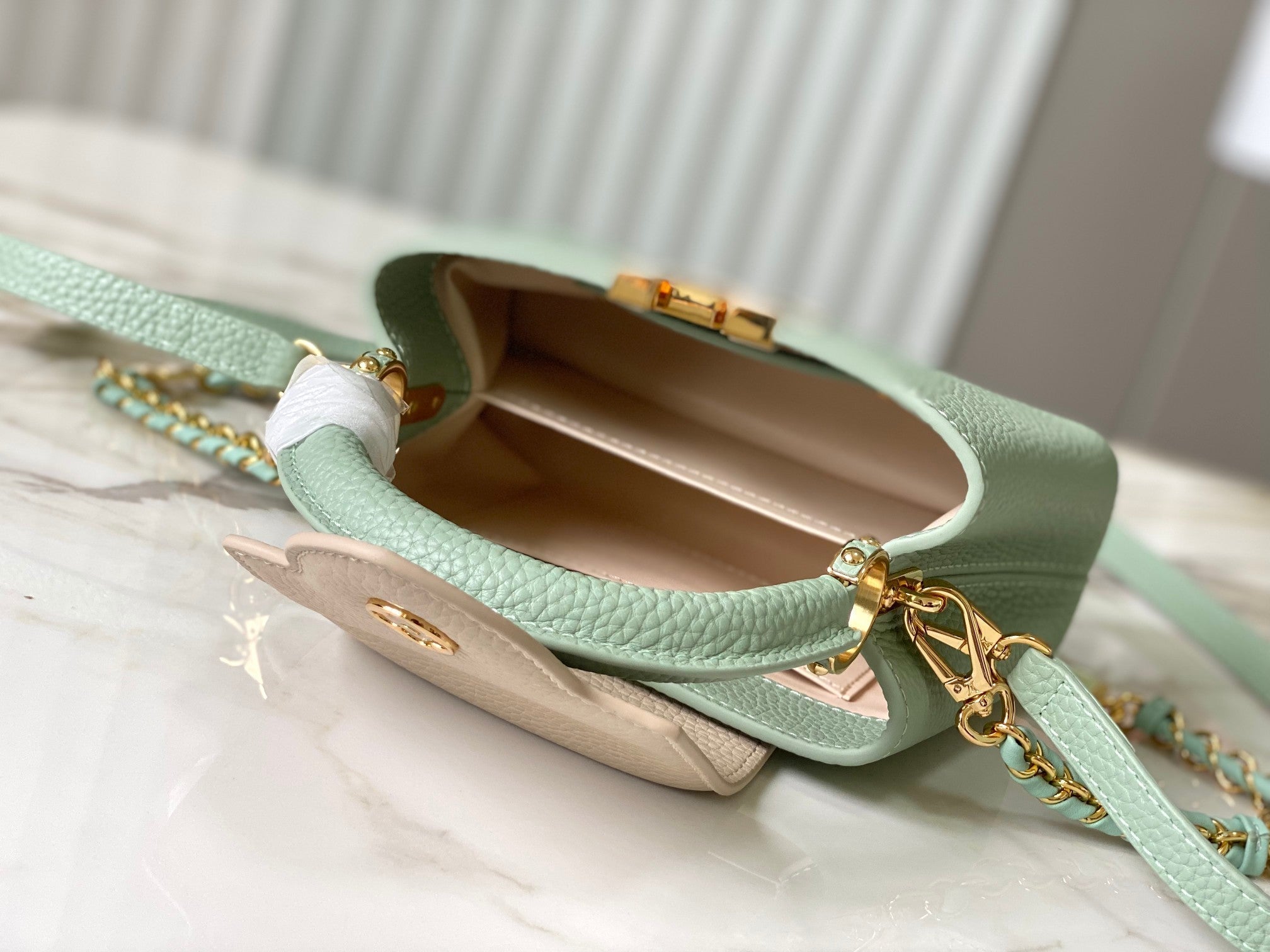 CAPUCINES MINI 21 CUIR TAURILLON VERT BEIGE QUINCAILLERIE OR