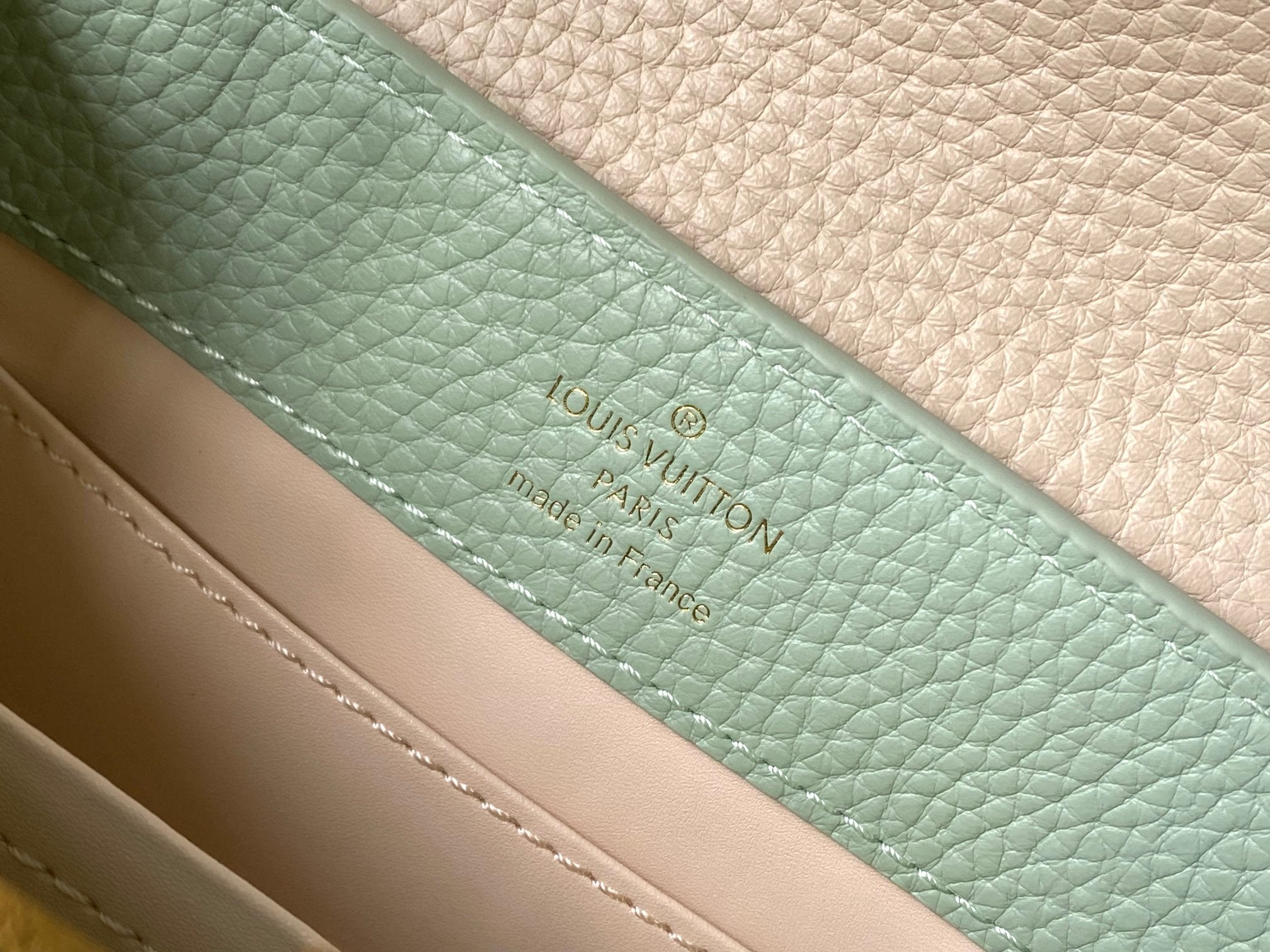 CAPUCINES MINI 21 CUIR TAURILLON VERT BEIGE QUINCAILLERIE OR