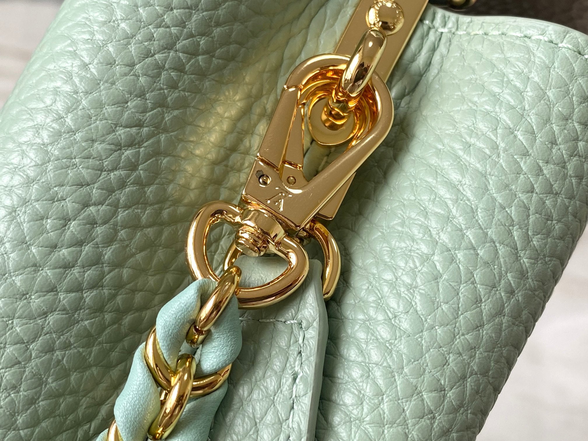 CAPUCINES MINI 21 CUIR TAURILLON VERT BEIGE QUINCAILLERIE OR