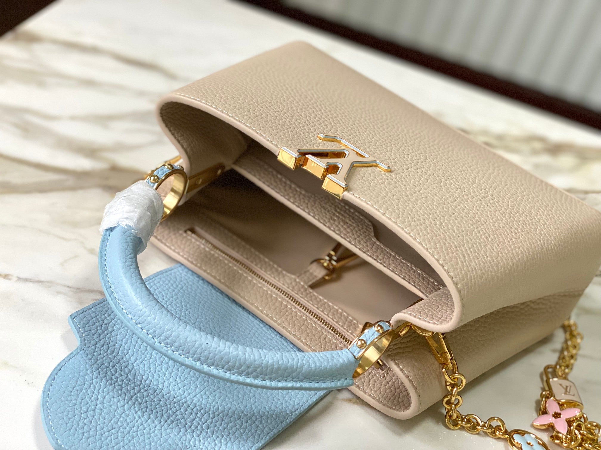 CAPUCINES BB 27 BEIGE CLOUD BLUE TAURILLON LEATHER GOLD HARDWARE