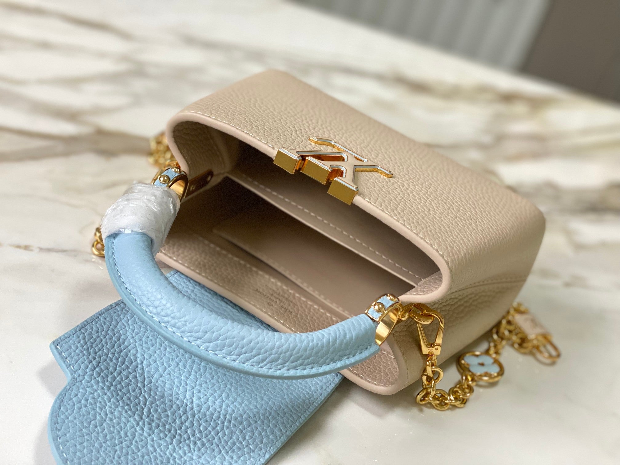CAPUCINES MINI 21 BEIGE BLEU NUAGE CUIR TAURILLON QUINCAILLERIE DORÉ