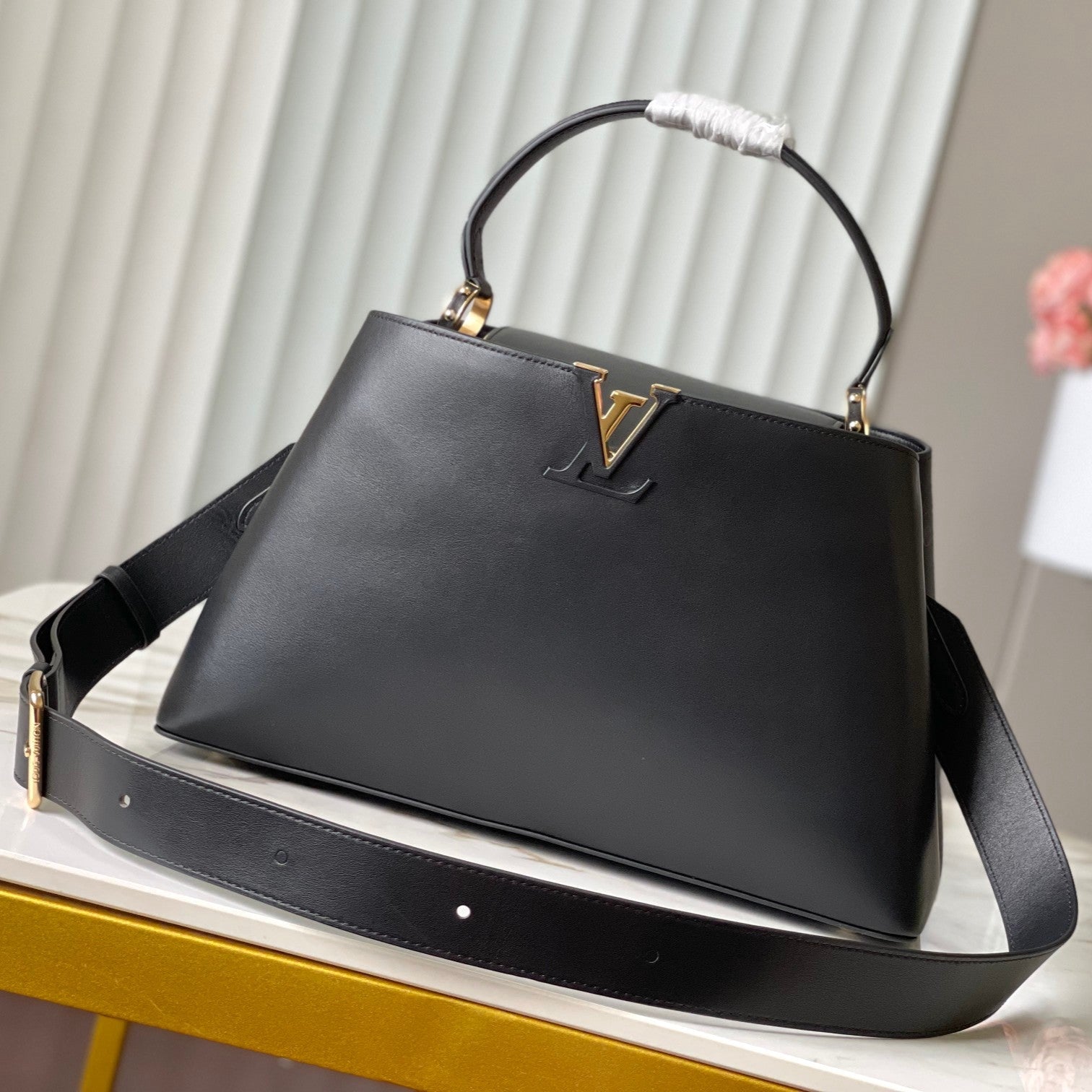 CAPUCINES SOUPLE GM 38 EN CUIR DE VEAU LISSE NOIR ACIER DORÉ