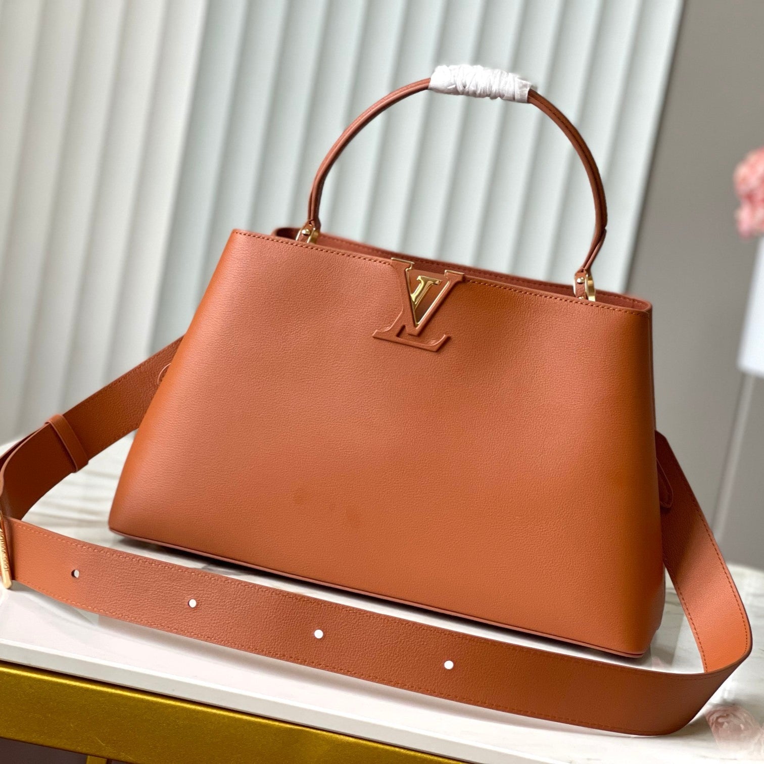 CAPUCINES SOUPLE GM 38 EN CUIR DE VEAU COGNAC ACIER DORÉ