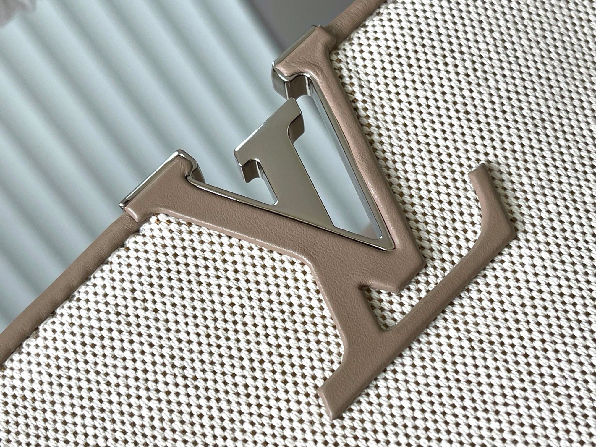 CAPUCINES SOUPLE GM 38 EN TOILE BLANCHE ET GARNITURES EN VEAU TAUPE
