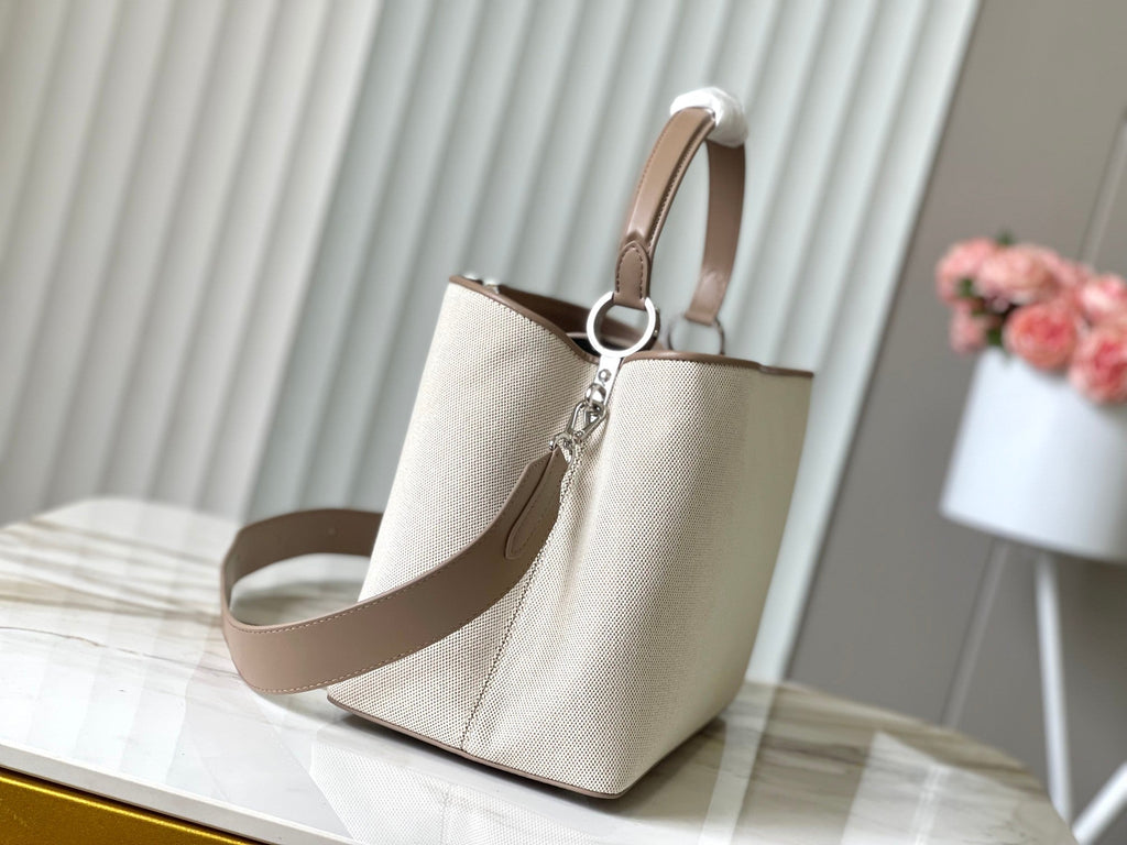 CAPUCINES SOUPLE GM 38 EN TOILE BLANCHE ET GARNITURES EN VEAU TAUPE