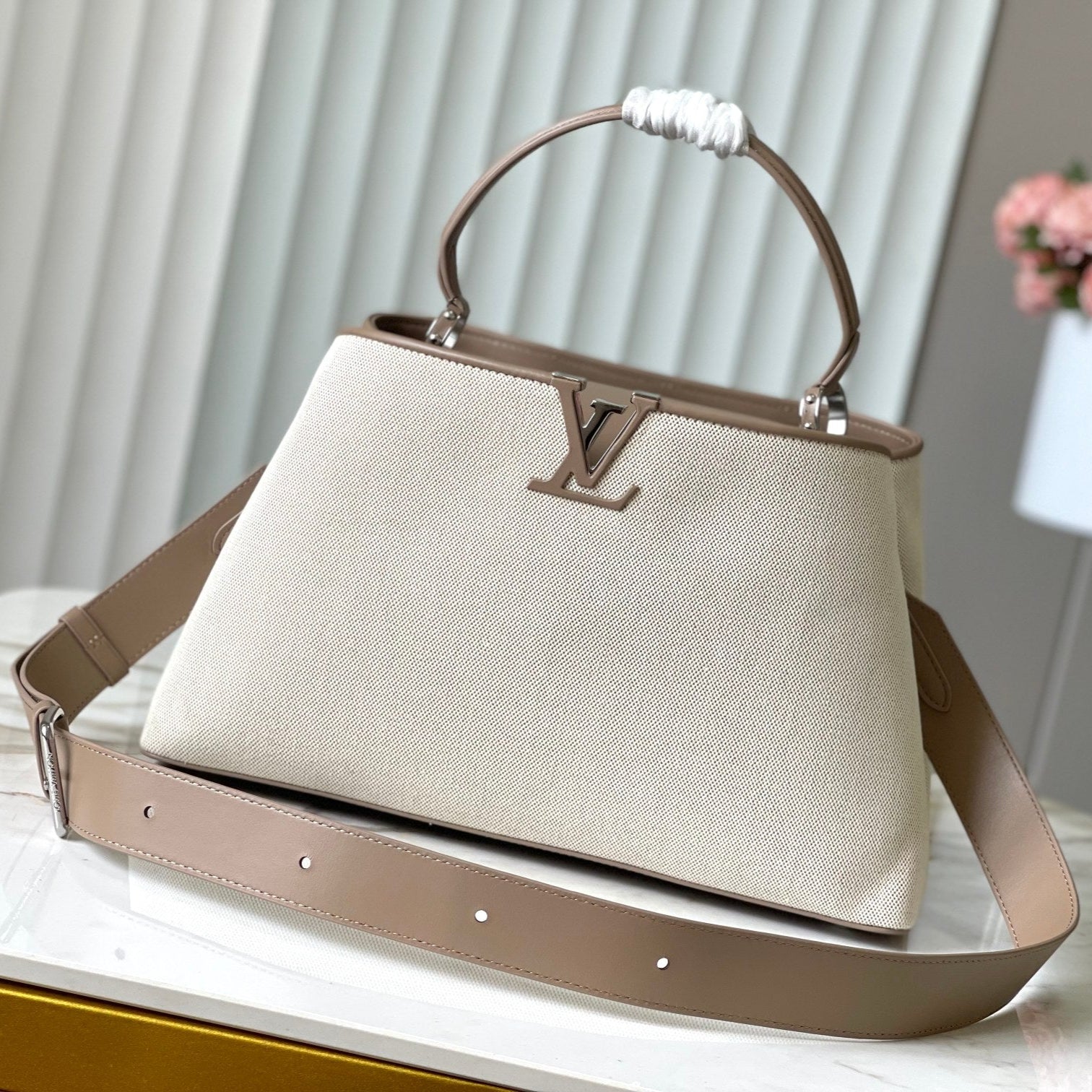 CAPUCINES SOUPLE GM 38 EN TOILE BLANCHE ET GARNITURES EN VEAU TAUPE