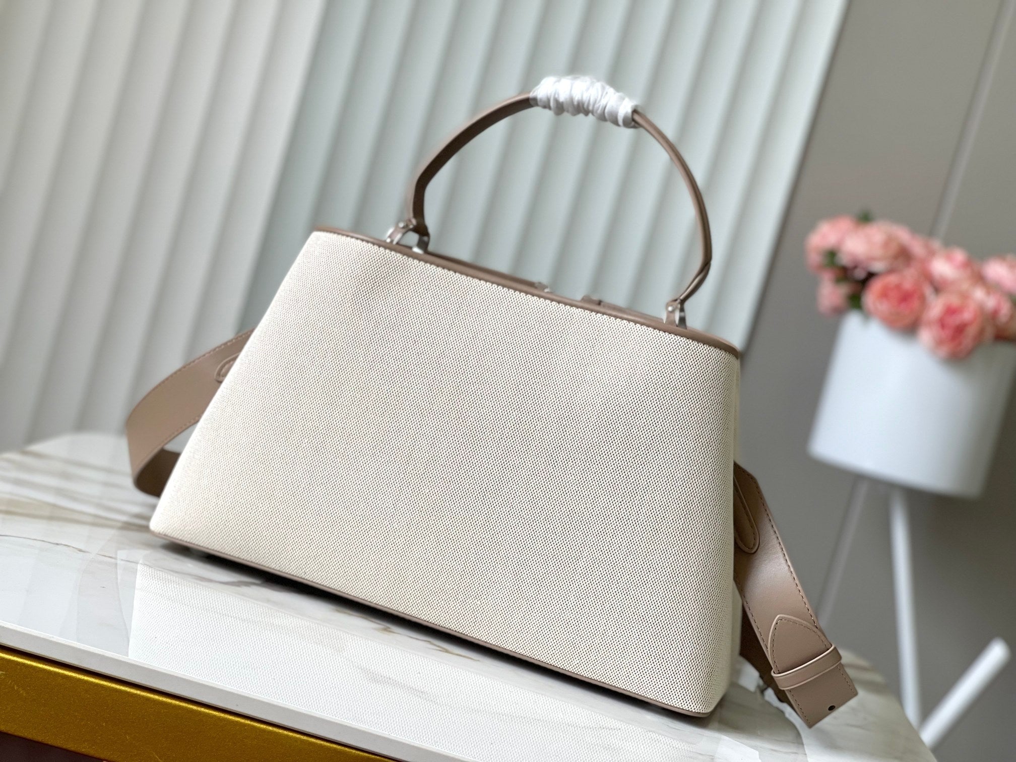 CAPUCINES SOUPLE GM 38 EN TOILE BLANCHE ET GARNITURES EN VEAU TAUPE
