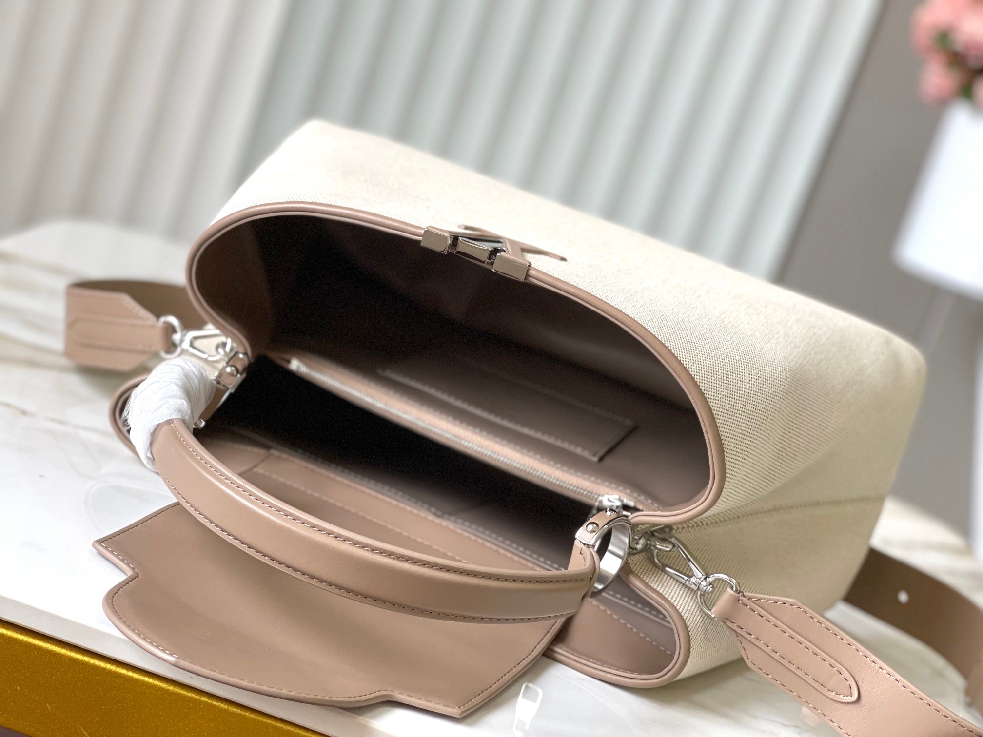 CAPUCINES GM 38CM TOILE BEIGE CUIR DE VEAU MARRON