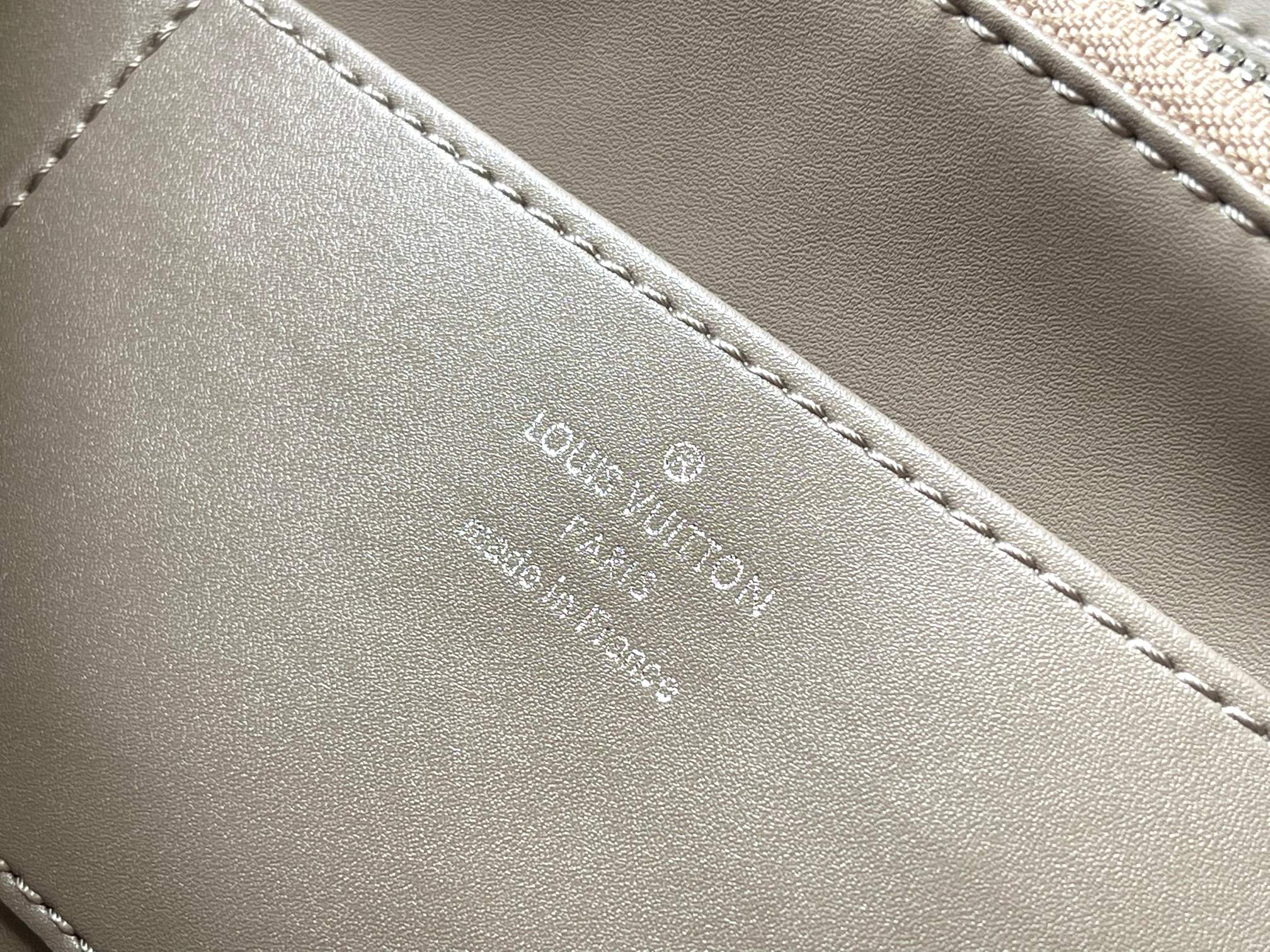 CAPUCINES SOUPLE GM 38 EN TOILE BLANCHE ET GARNITURES EN VEAU TAUPE