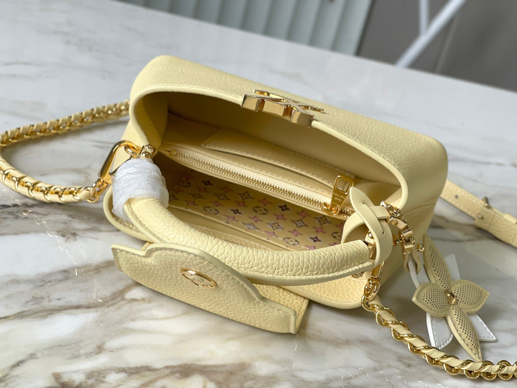 CAPUCINES EAST-WEST MINI 22 EN JAUNE BANANE TAURILLON QUINCAILLERIE OR