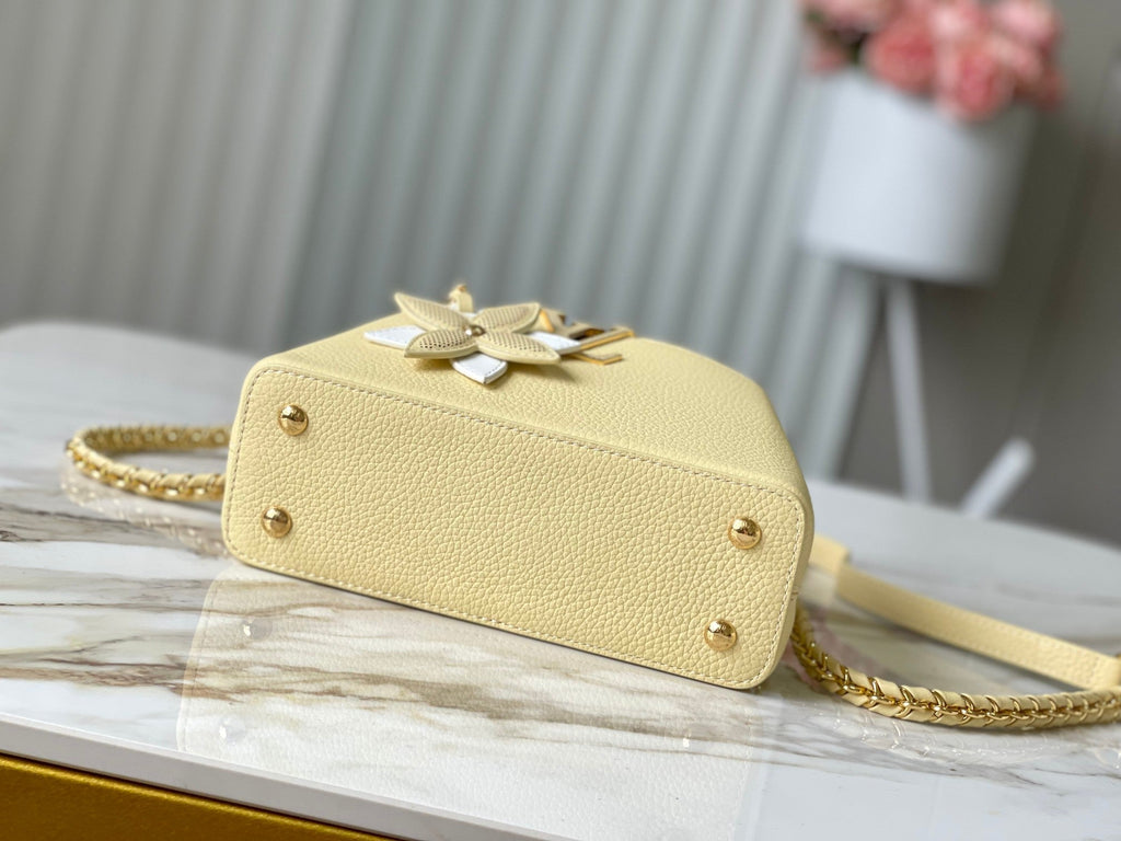 CAPUCINES EAST-WEST MINI 22 EN JAUNE BANANE TAURILLON QUINCAILLERIE OR