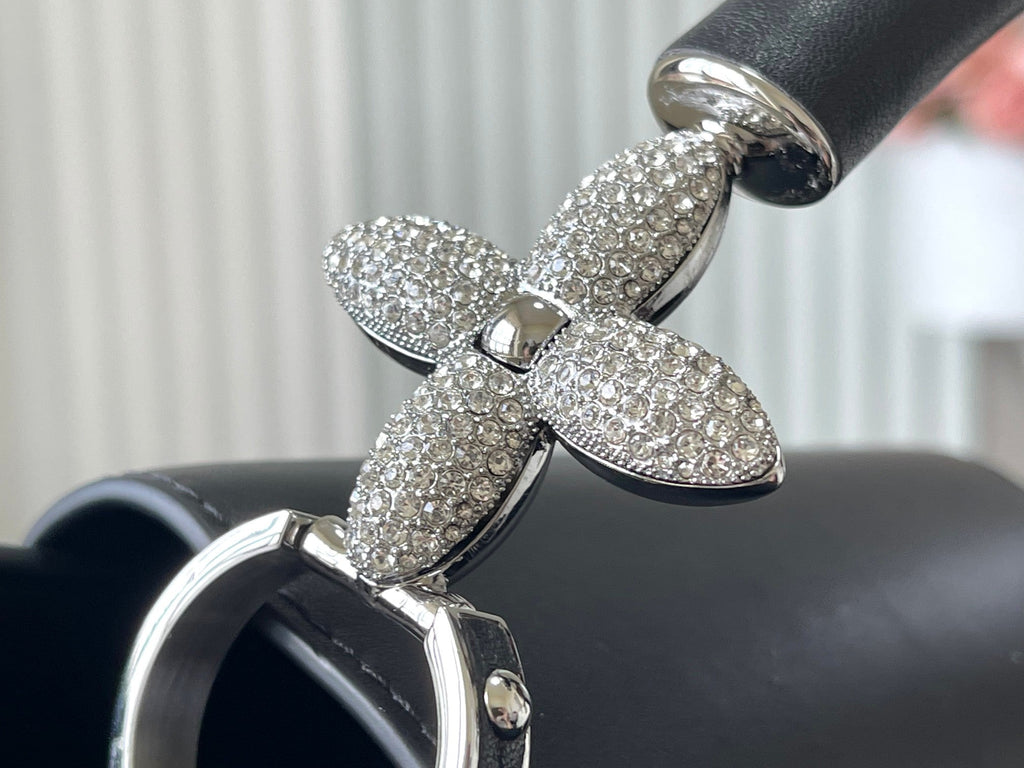 CAPUCINES EAST-WEST 30 EN PEAU DE MOUTON NOIRE, CRISTAL ET QUINCAILLERIE ARGENTÉE