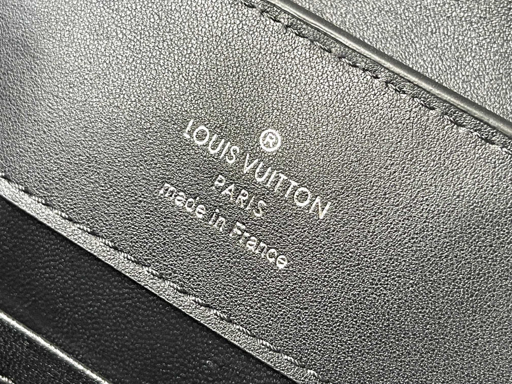 CAPUCINES EAST-WEST 30 EN PEAU DE MOUTON NOIRE, CRISTAL ET QUINCAILLERIE ARGENTÉE