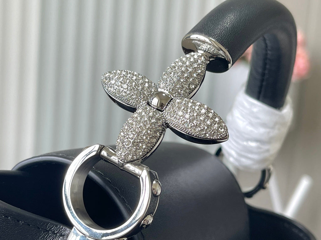 CAPUCINES EAST-WEST MINI 22 EN PEAU DE MOUTON NOIRE, CRISTAL ET ACIER ARGENT