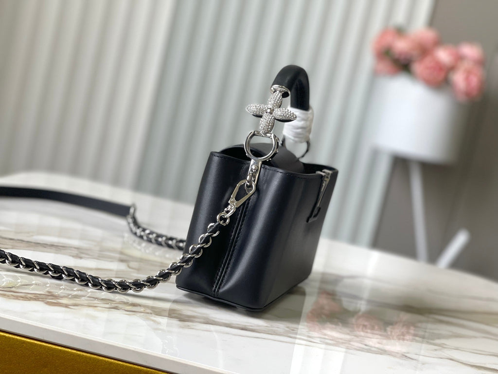 CAPUCINES EAST-WEST MINI 22 EN PEAU DE MOUTON NOIRE, CRISTAL ET ACIER ARGENT