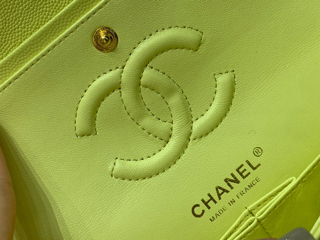 PETIT SAC À RABAT CLASSIQUE 23CM CAVIAR JAUNE QUINCAILLERIE OR 