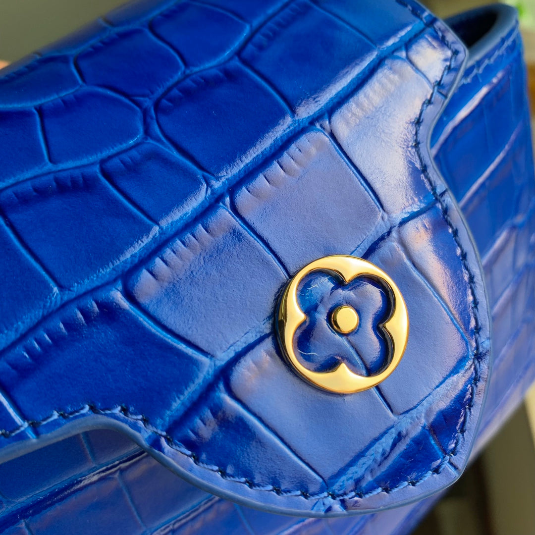 CAPUCINES MINI 21 CUIR DE VEAU EMBOSSÉ CROCODILE BLEU COBALT ACIER DORÉ