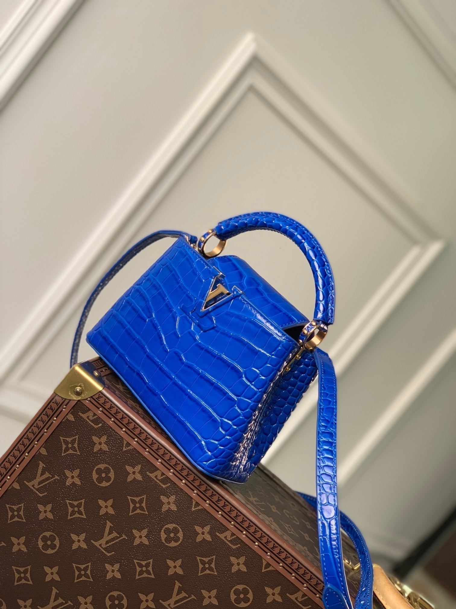 CAPUCINES MINI 21 CUIR DE VEAU EMBOSSÉ CROCODILE BLEU COBALT ACIER DORÉ