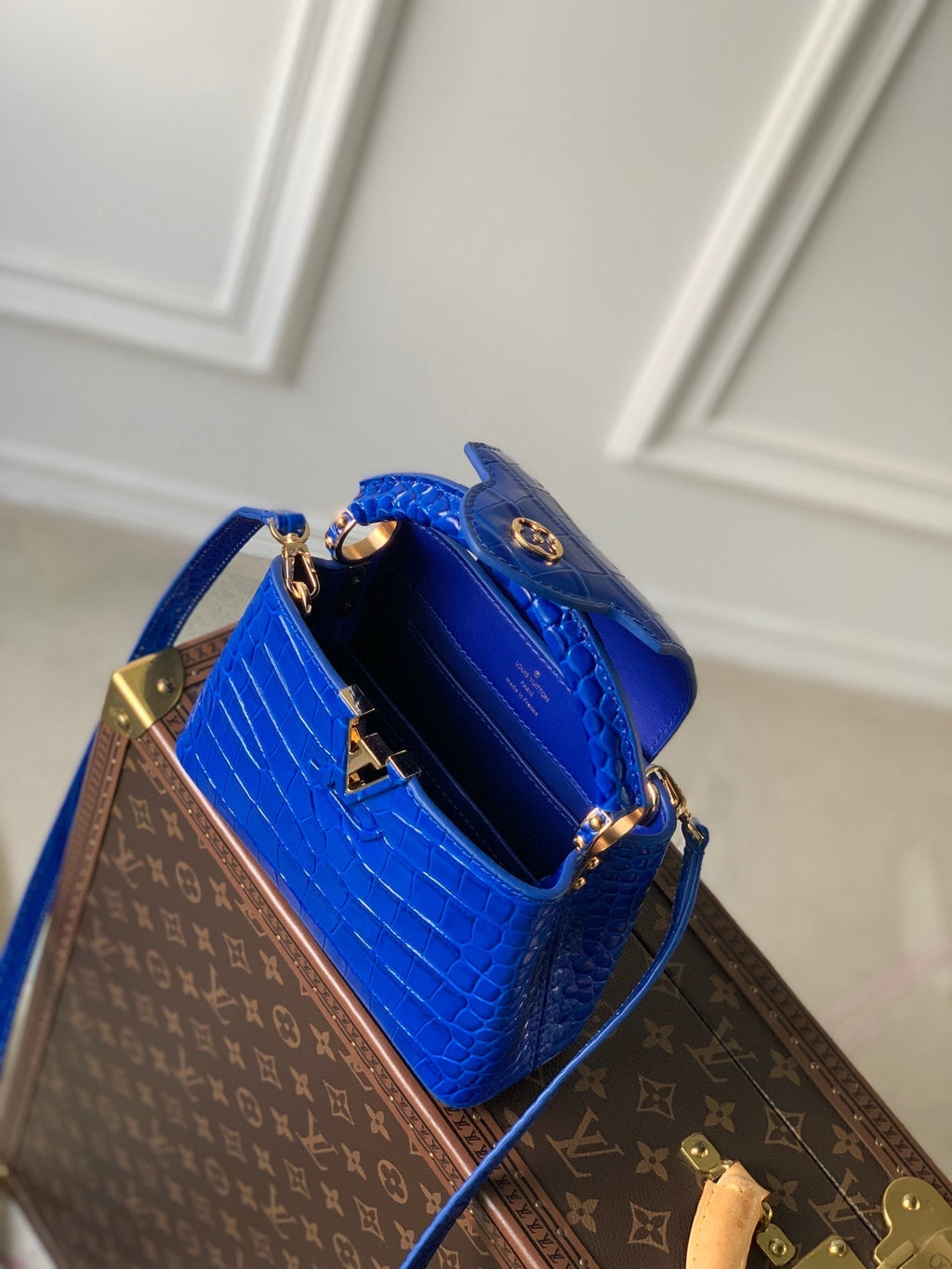 CAPUCINES MINI 21 CUIR DE VEAU EMBOSSÉ CROCODILE BLEU COBALT ACIER DORÉ