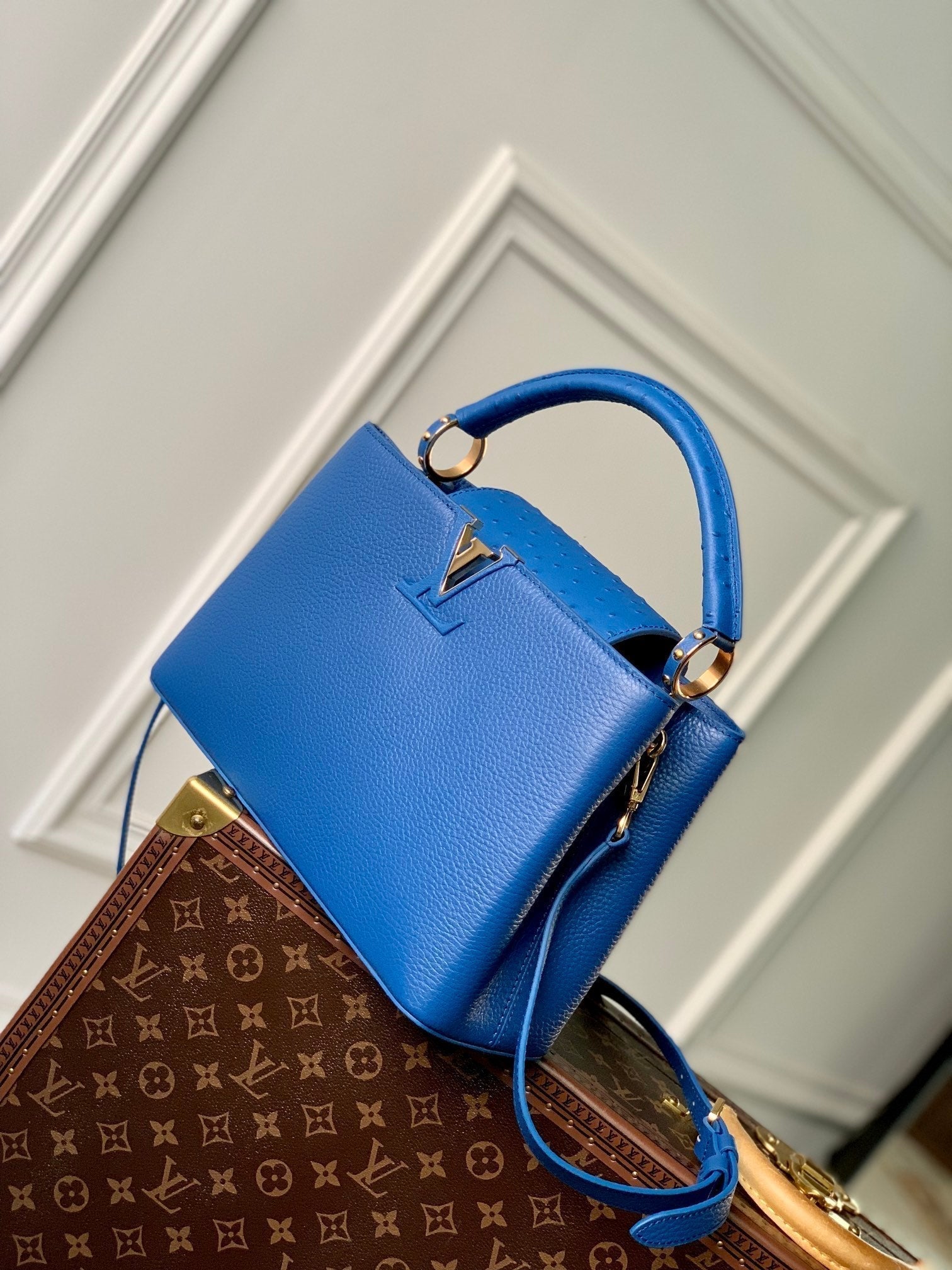 CAPUCINES MM 31,5 CUIR TAURILLON BLEU COBALT QUINCAILLERIE DORÉ