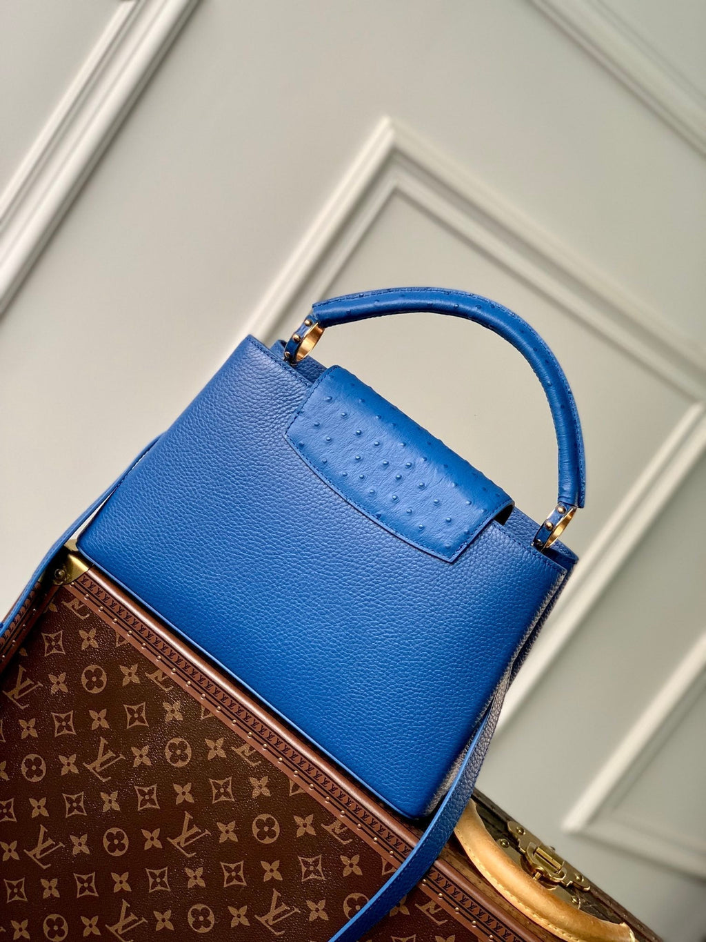 CAPUCINES MM 31,5 CUIR TAURILLON BLEU COBALT QUINCAILLERIE DORÉ