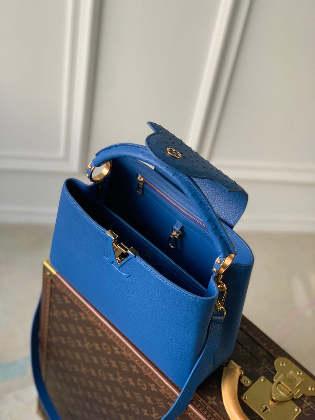 CAPUCINES MM 31,5 CUIR TAURILLON BLEU COBALT QUINCAILLERIE DORÉ