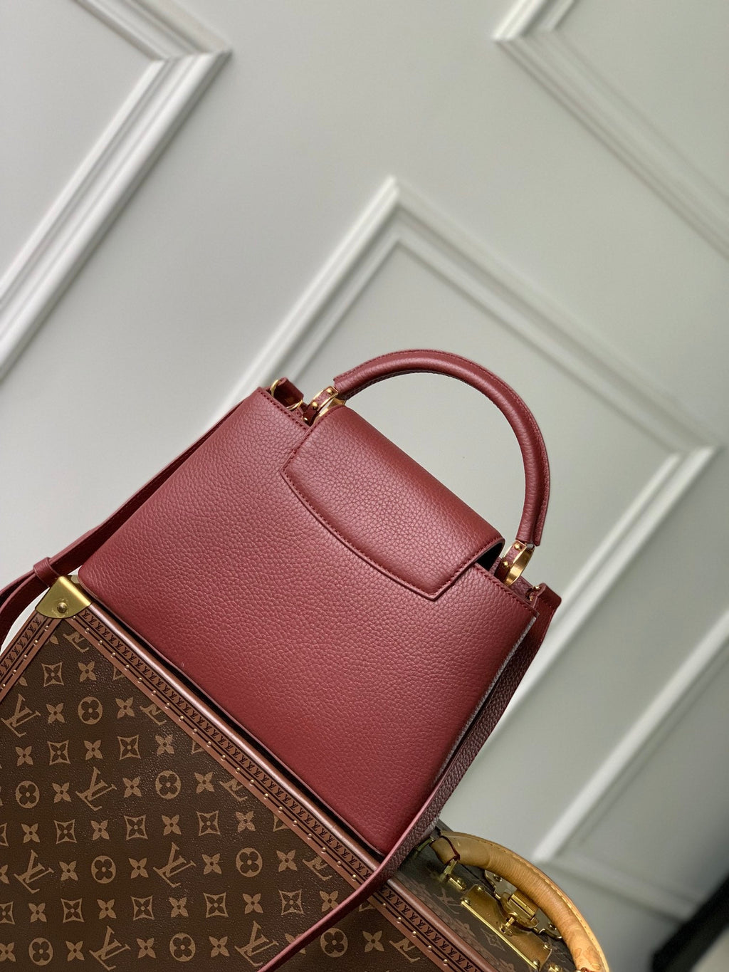 CAPUCINES MM 31.5 BURGUNDY TAURILLON LEATHER GOLD HARDWARE