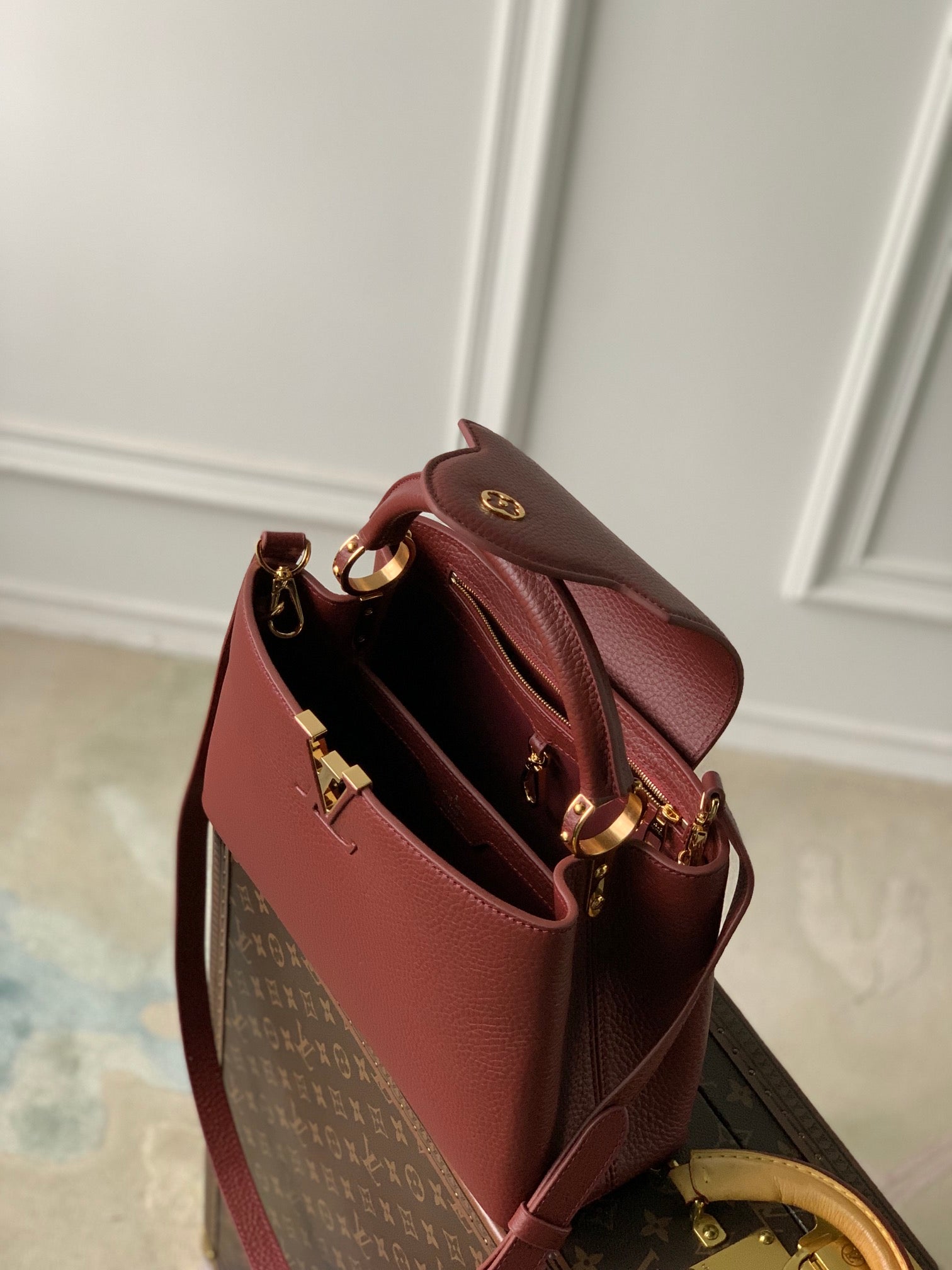 CAPUCINES MM 31.5 BURGUNDY TAURILLON LEATHER GOLD HARDWARE