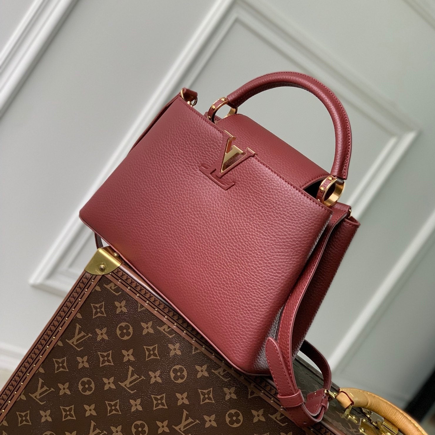 CAPUCINES MM 31,5 CUIR TAURILLON BORDEAUX QUINCAILLERIE DORÉ