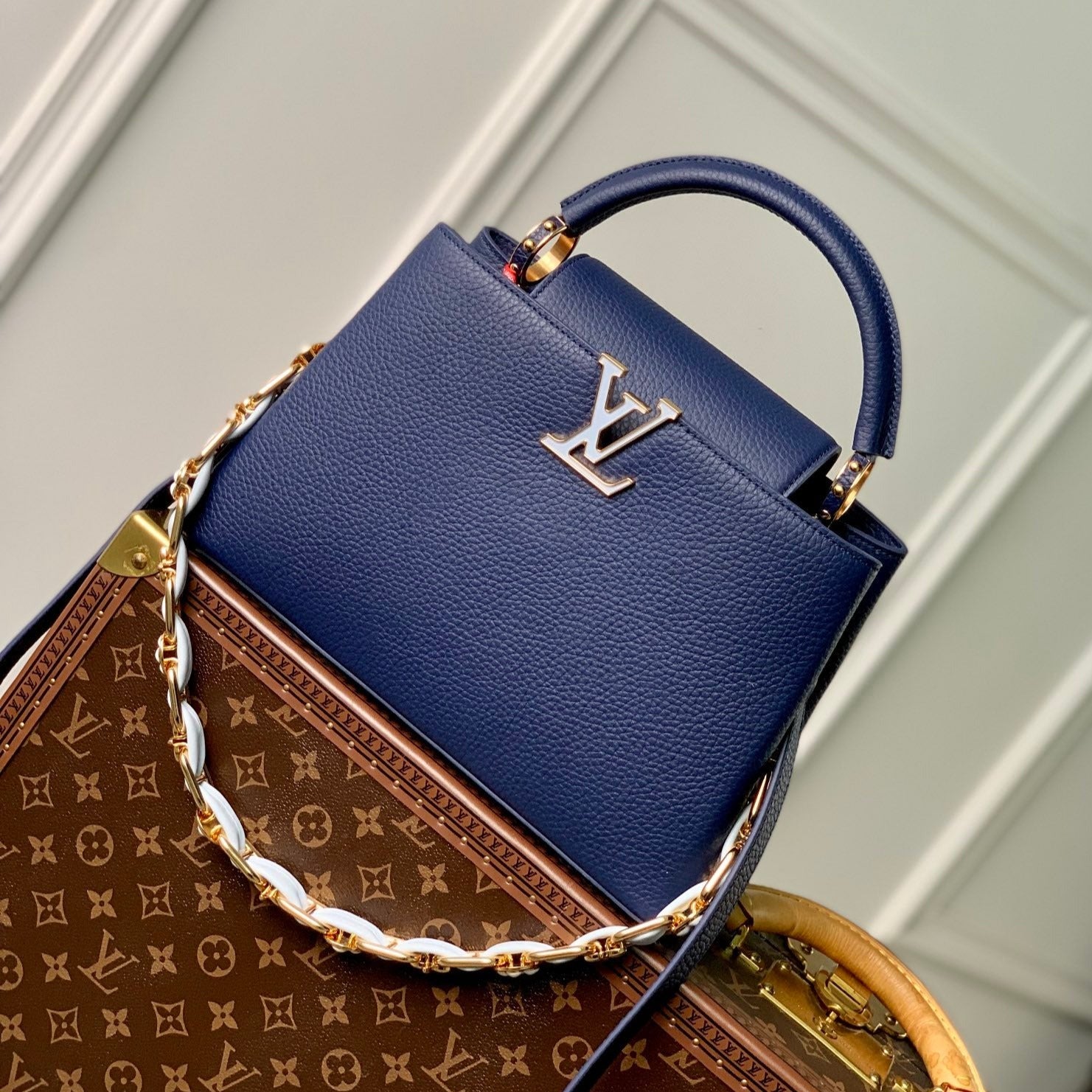 CAPUCINES MM 31,5 CUIR TAURILLON BLEU FONCÉ QUINCAILLERIE DORÉ
