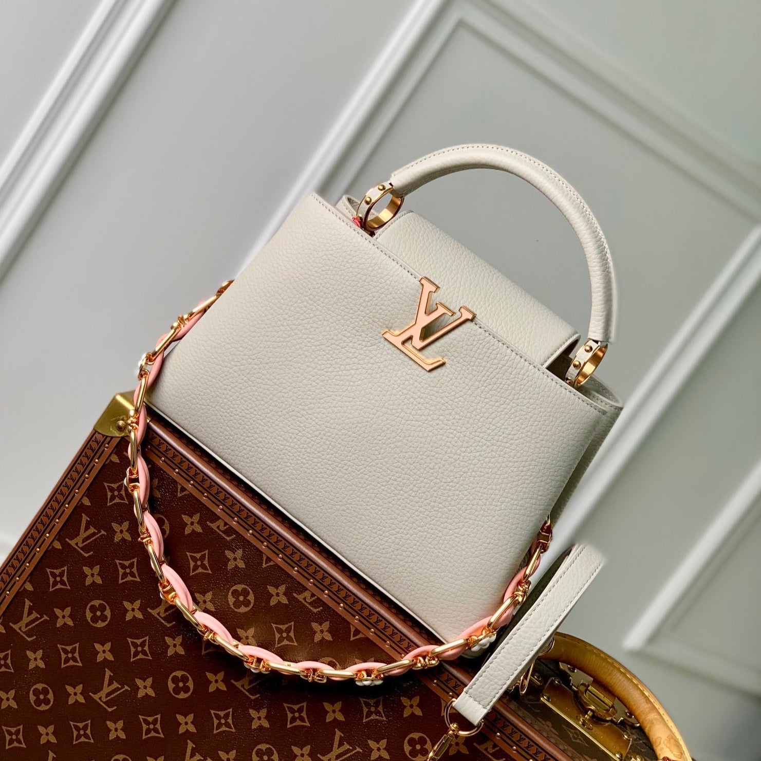 CAPUCINES MM 31,5 ROCK GREY CUIR TAURILLON QUINCAILLERIE DORÉ