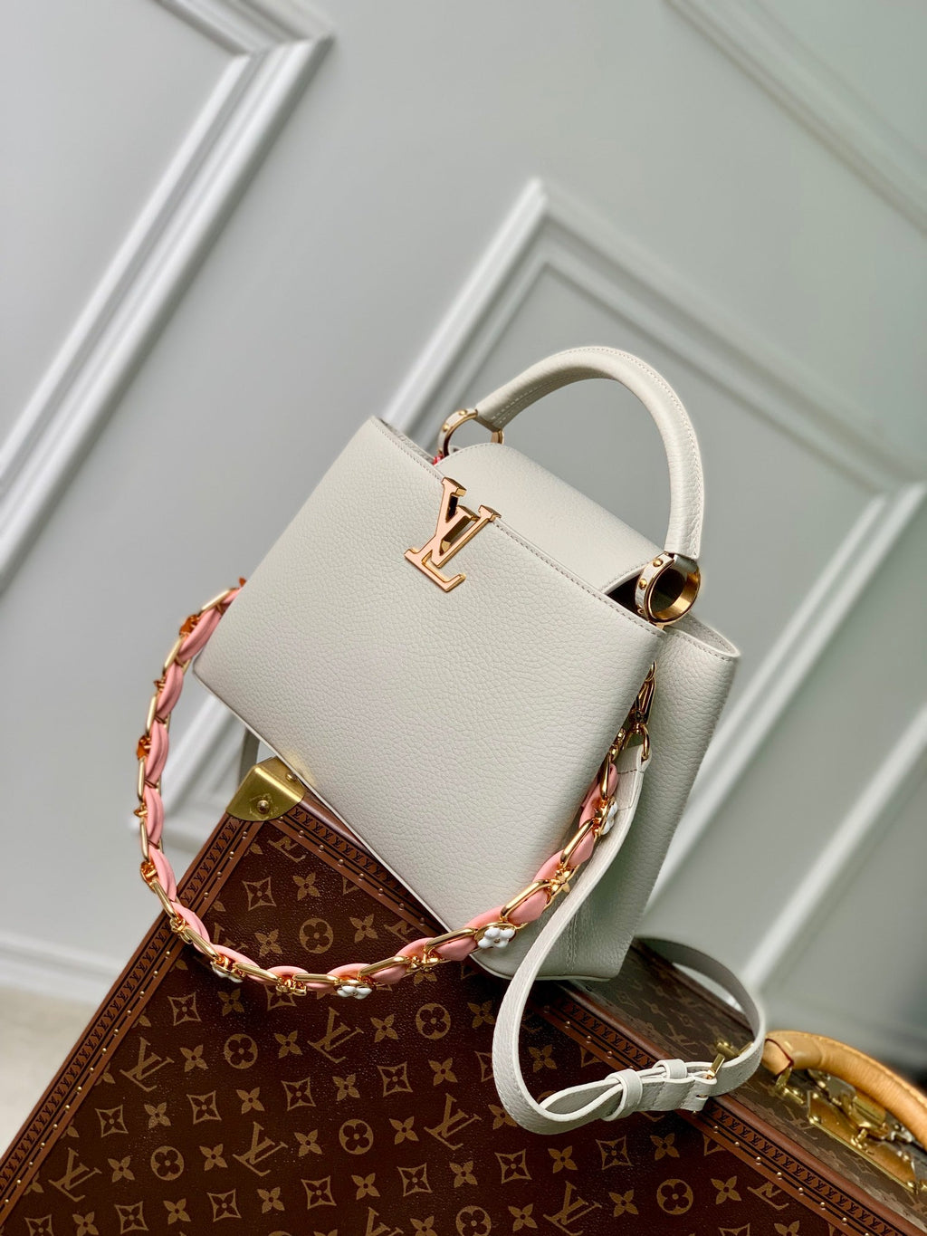 CAPUCINES MM 31.5 ROCK GREY TAURILLON LEATHER GOLD HARDWARE